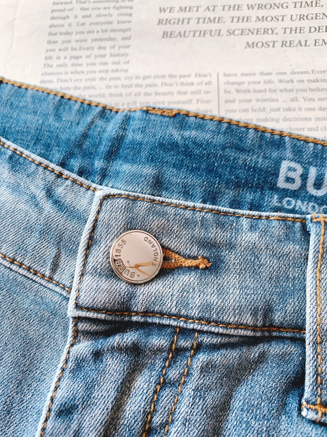 Burberry 巴宝莉 2026SS早春新品浅蓝水洗修身牛仔｜英伦奢感天花板定制高密丹宁混纺弹力面料，