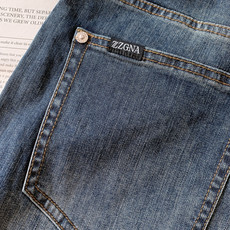 Ermenegildo Zegna 杰尼亚 2026SS早春新品 高级时装感,休闲洗水牛仔裤。面料很特殊 Ermenegildo Zegna 杰尼亚 2026SS早春新品 高级时装感,休闲洗水牛仔裤。面料很特殊