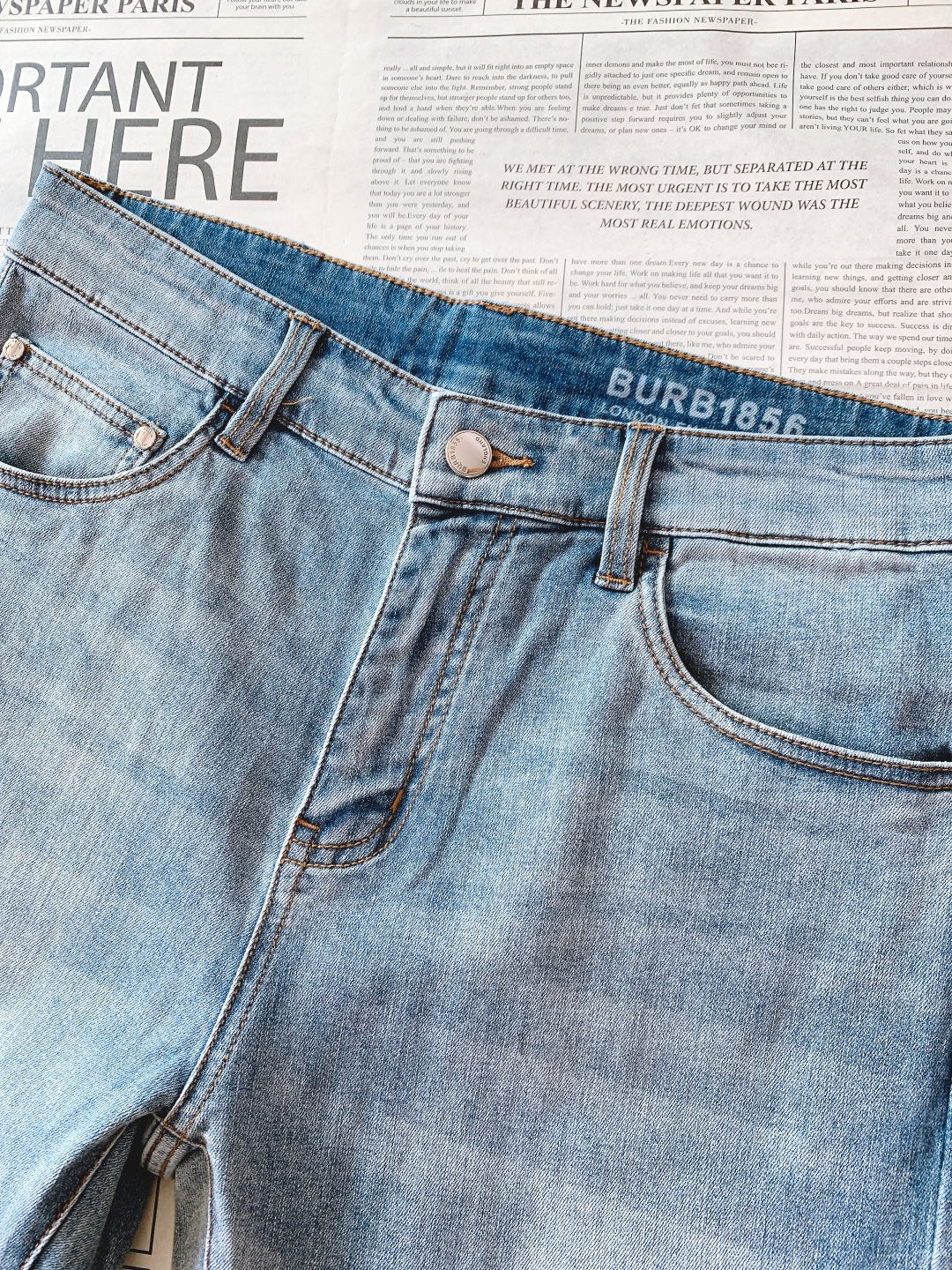 Burberry 巴宝莉 2026SS早春新品浅蓝水洗修身牛仔｜英伦奢感天花板定制高密丹宁混纺弹力面料，