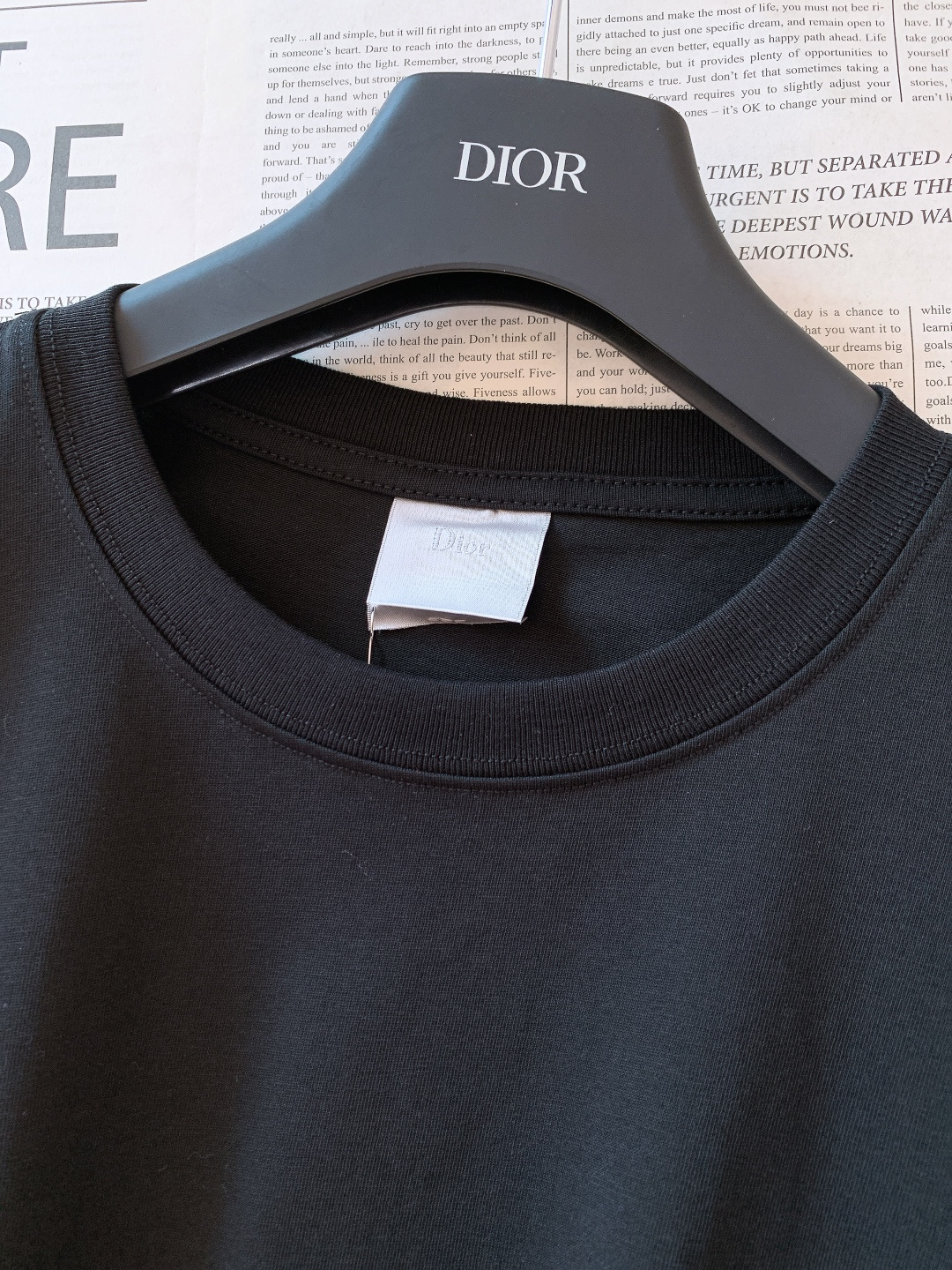 Dior Homme 迪奥·桀傲 2026SS早春新品四叶草刺绣纯棉T恤。🍀 经典黑白基底碰撞四叶草刺绣