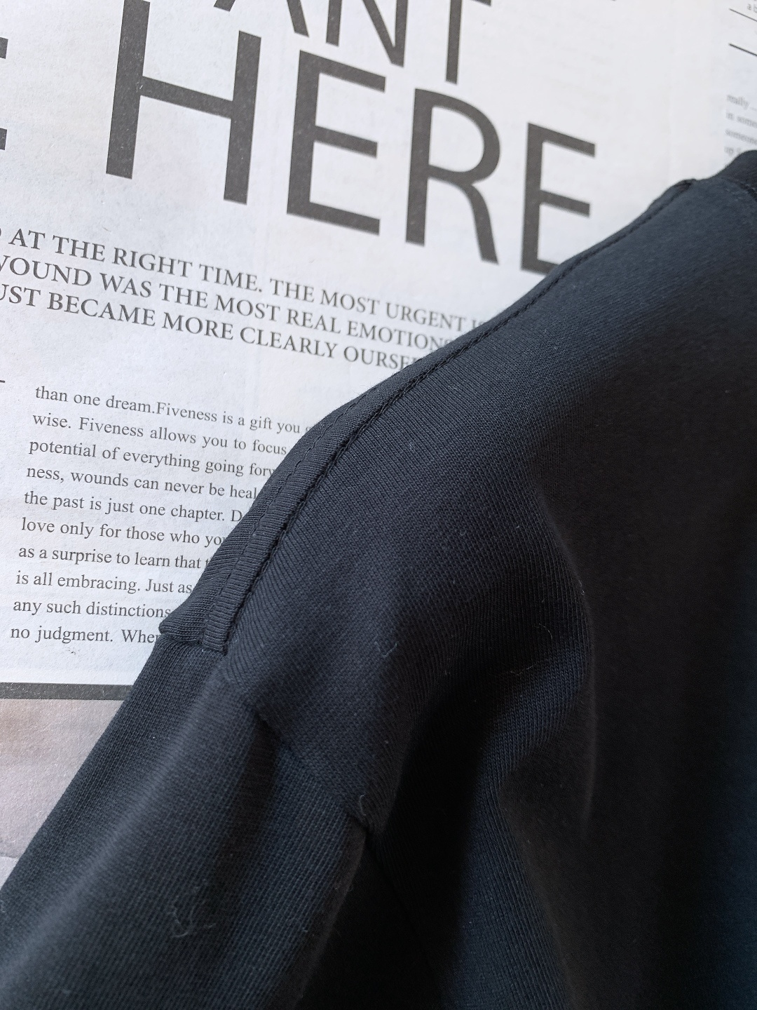 Dior Homme 迪奥·桀傲 2026SS早春新品四叶草刺绣纯棉T恤。🍀 经典黑白基底碰撞四叶草刺绣