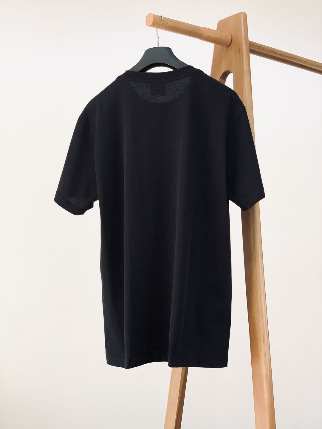 Dior Homme 迪奥·桀傲 2026SS早春新品四叶草刺绣纯棉T恤。🍀 经典黑白基底碰撞四叶草刺绣