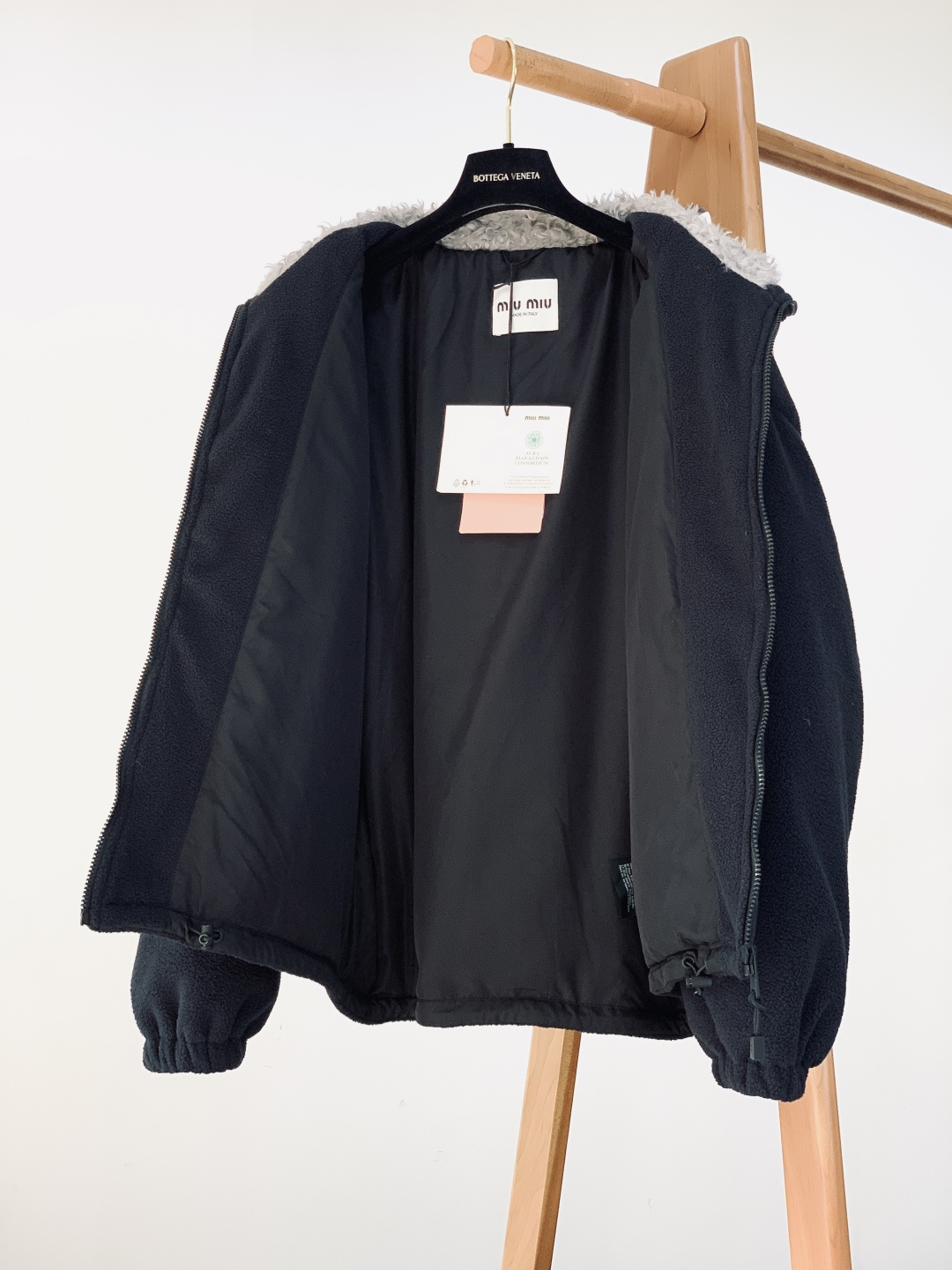 Miumiu 缪缪 2025FW秋冬新品摇粒绒羽绒服，外层深蓝抓绒内里高绒量羽绒，轻盈又保暖。灰色羊羔毛