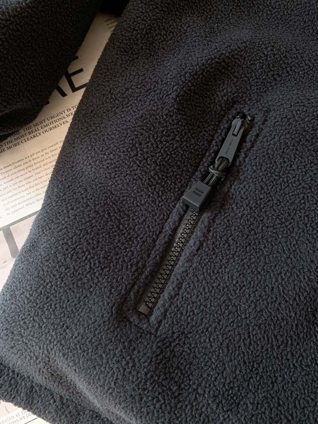 Miumiu 缪缪 2025FW秋冬新品摇粒绒羽绒服，外层深蓝抓绒内里高绒量羽绒，轻盈又保暖。灰色羊羔毛