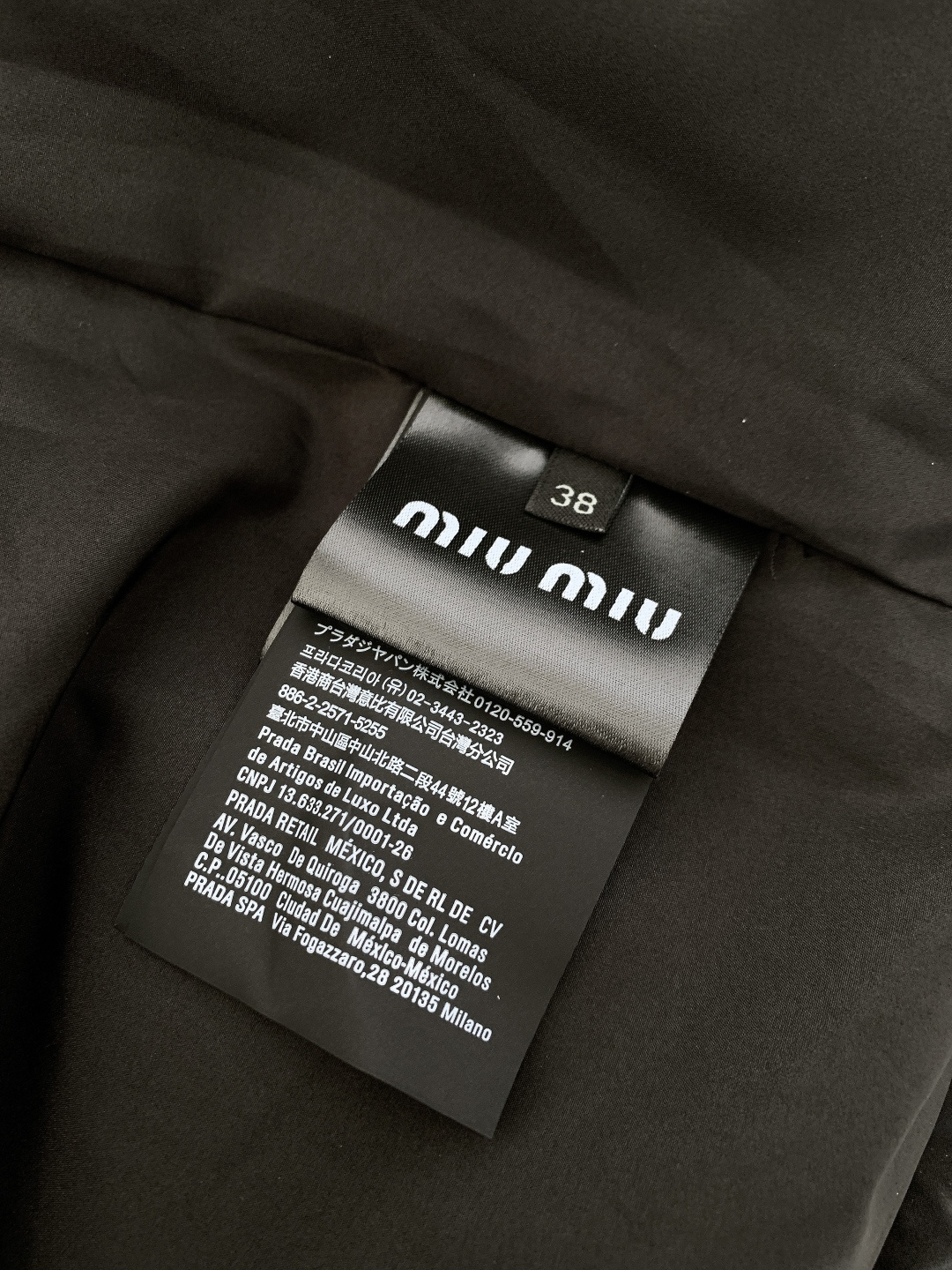 Miumiu 缪缪 2025FW秋冬新品摇粒绒羽绒服，外层深蓝抓绒内里高绒量羽绒，轻盈又保暖。灰色羊羔毛