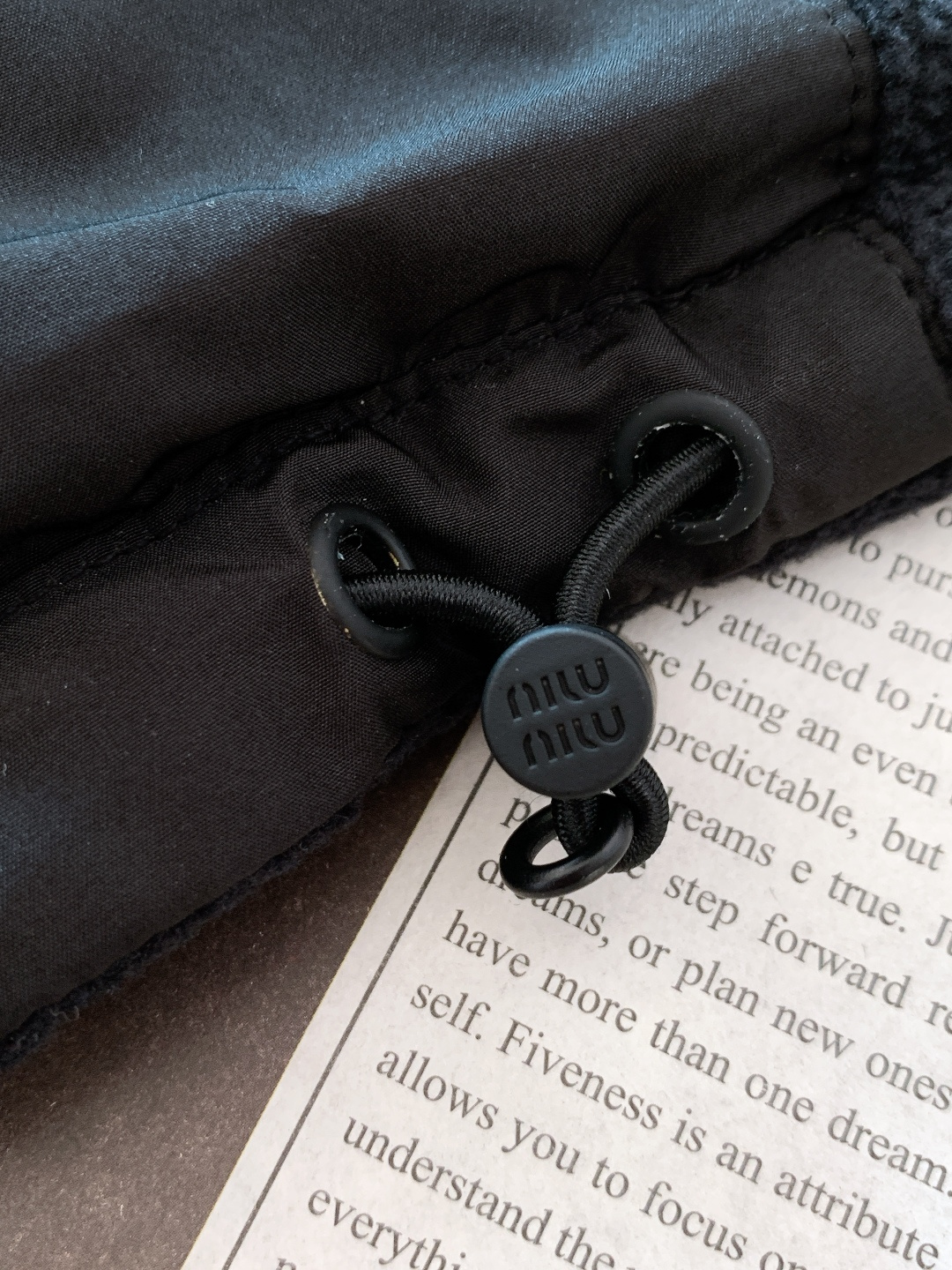 Miumiu 缪缪 2025FW秋冬新品摇粒绒羽绒服，外层深蓝抓绒内里高绒量羽绒，轻盈又保暖。灰色羊羔毛