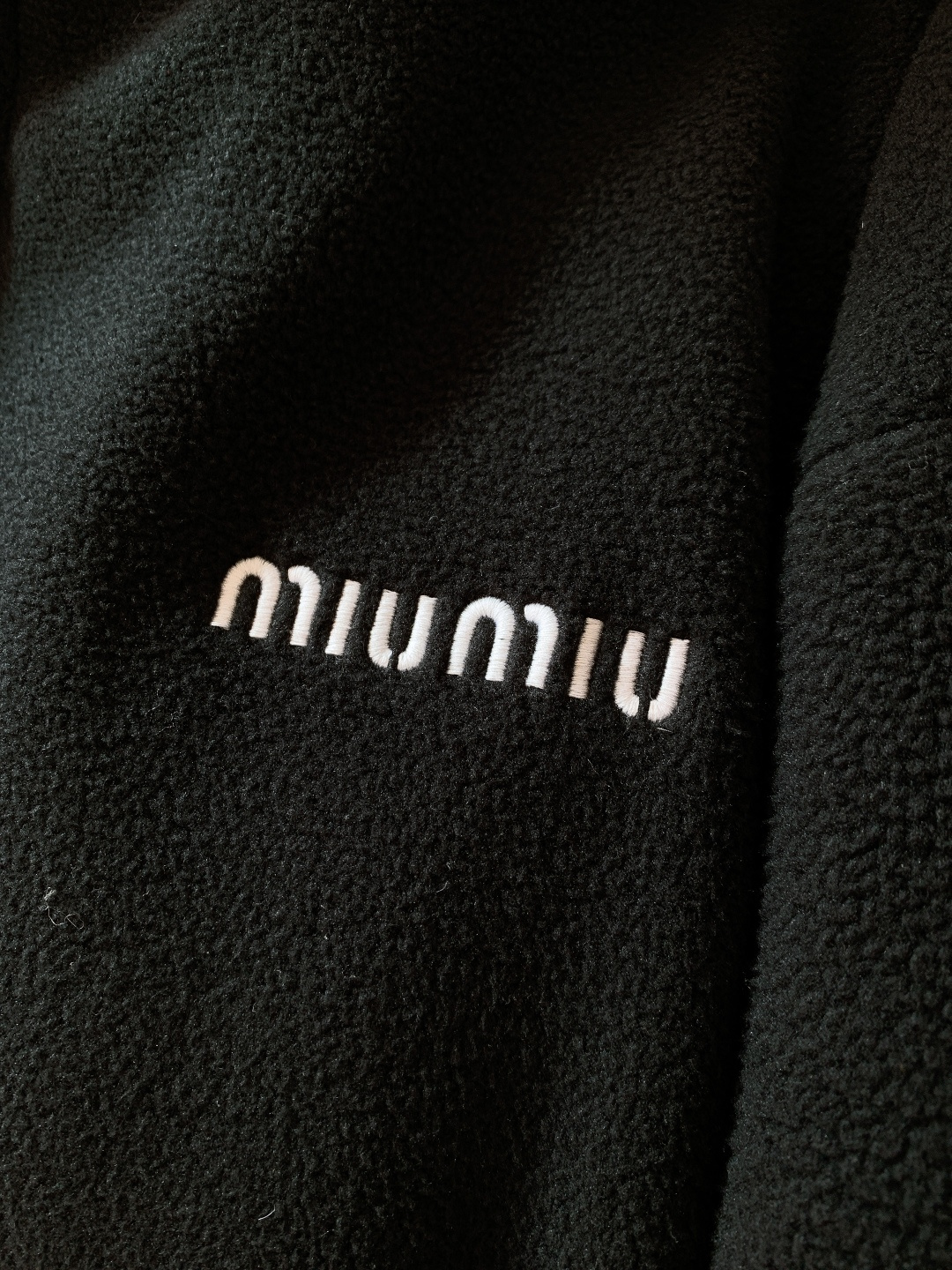 Miumiu 缪缪 2025FW秋冬新品摇粒绒羽绒服，外层深蓝抓绒内里高绒量羽绒，轻盈又保暖。灰色羊羔毛