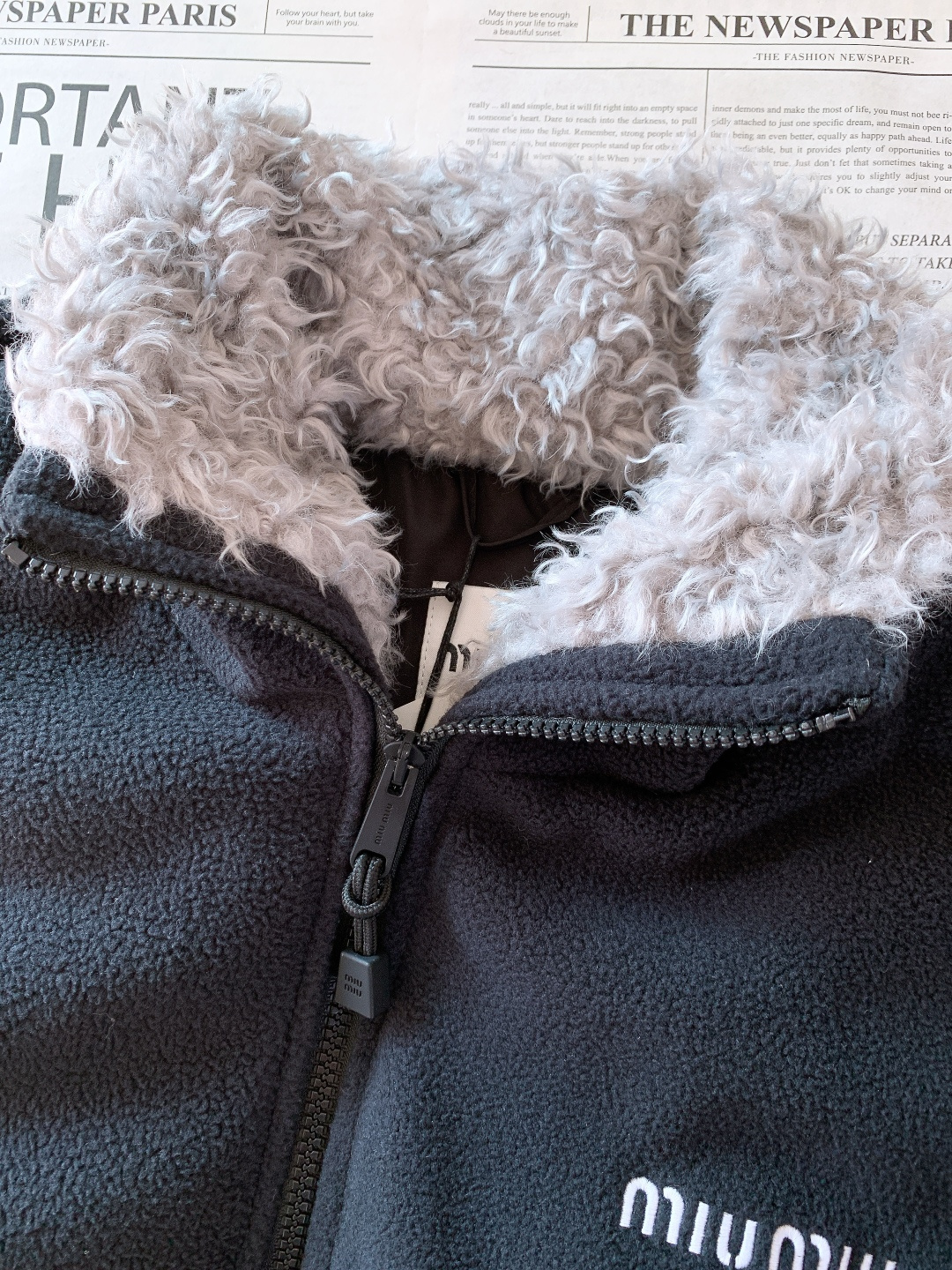 Miumiu 缪缪 2025FW秋冬新品摇粒绒羽绒服，外层深蓝抓绒内里高绒量羽绒，轻盈又保暖。灰色羊羔毛