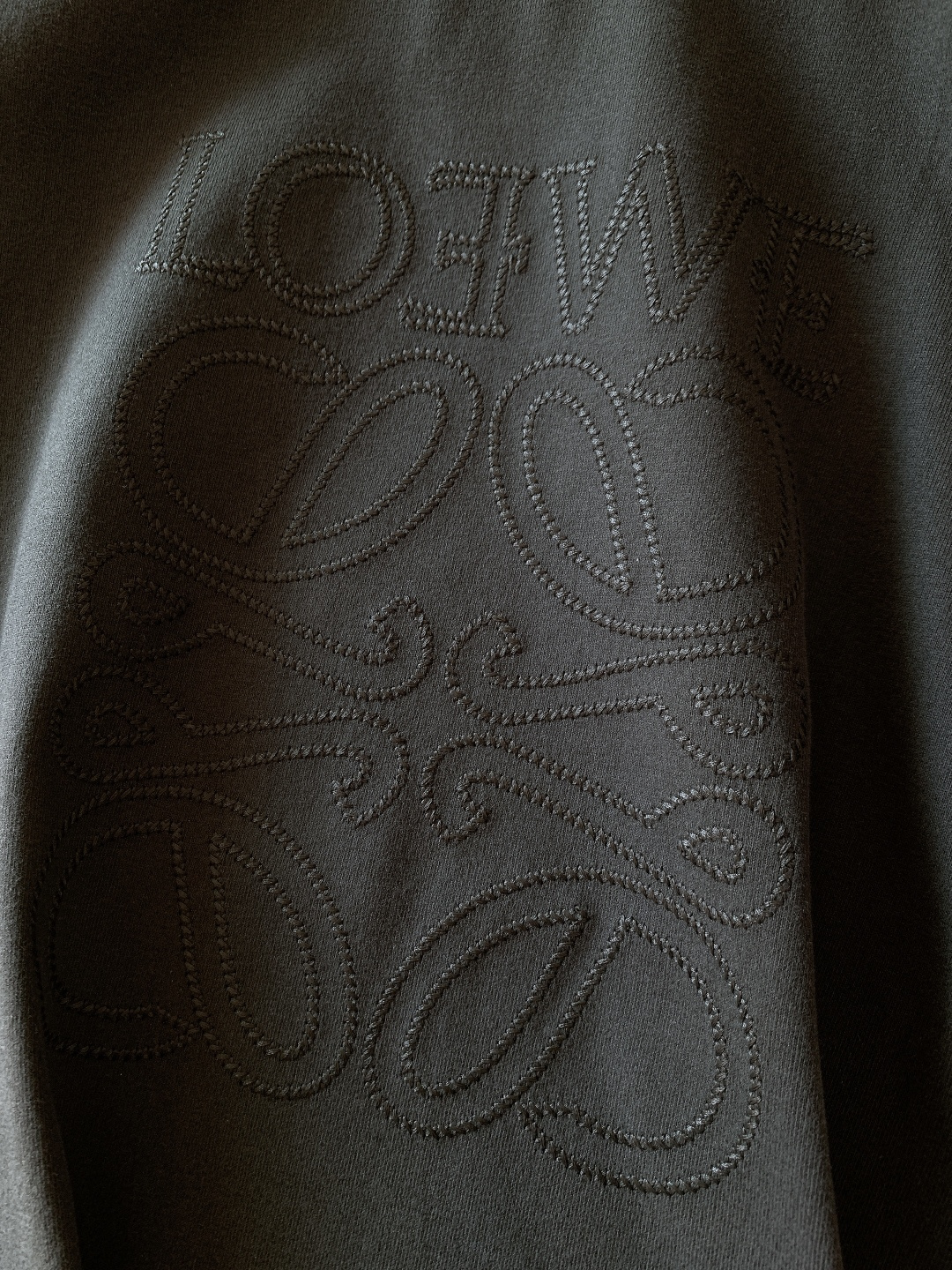 Loewe 罗意威 2026SS早春新品立体刺绣T恤。采用32支双股高克重精梳棉打造，面料克重达到280