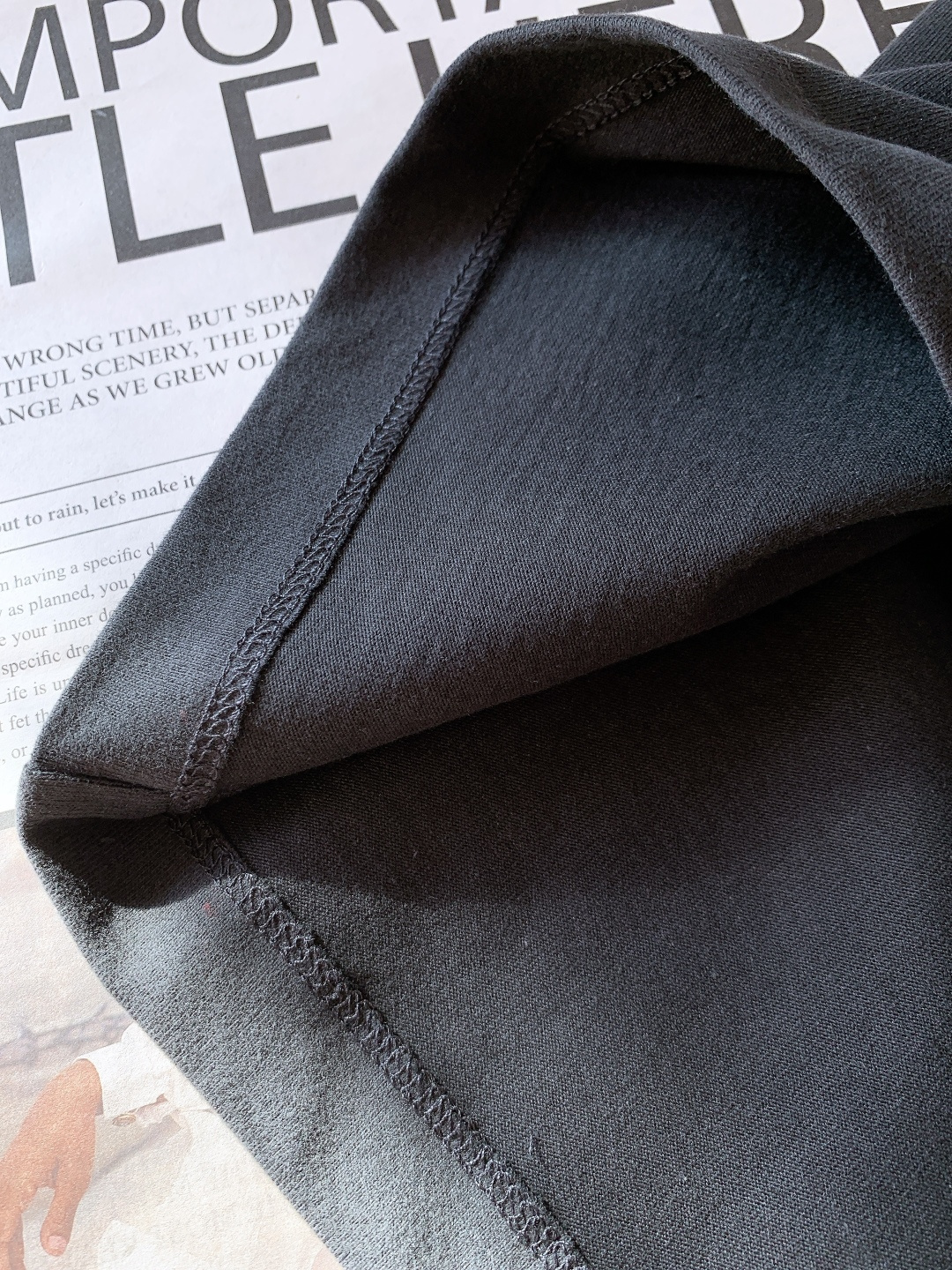 Loewe 罗意威 2026SS早春新品立体刺绣T恤。采用32支双股高克重精梳棉打造，面料克重达到280