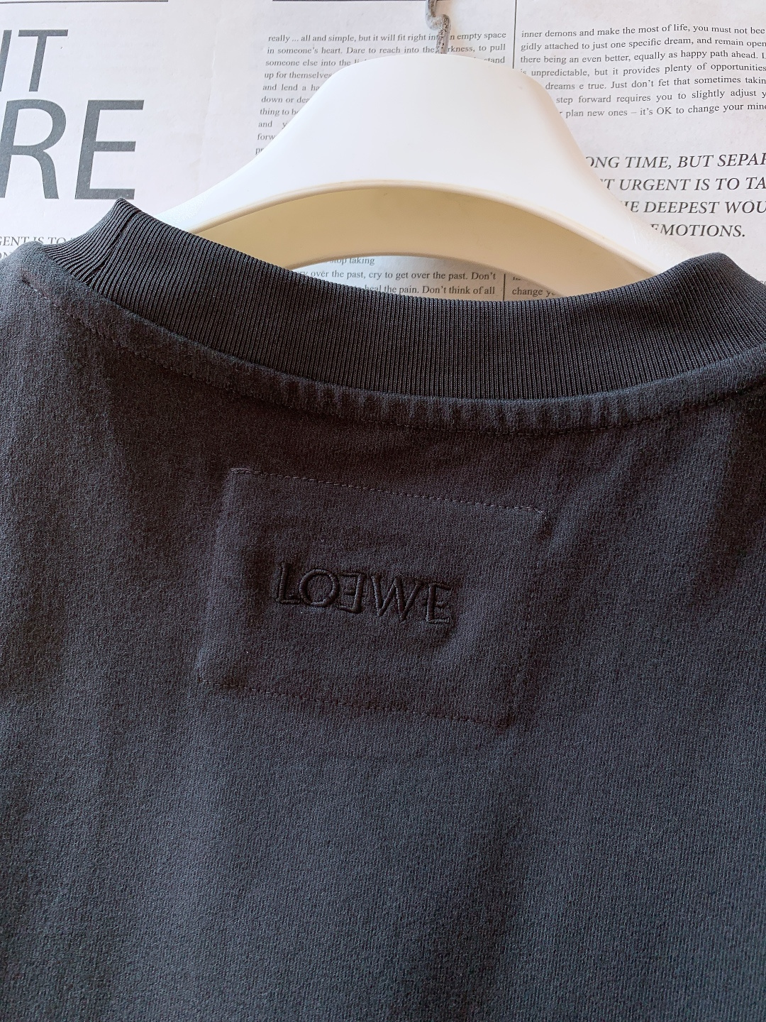 Loewe 罗意威 2026SS早春新品立体刺绣T恤。采用32支双股高克重精梳棉打造，面料克重达到280