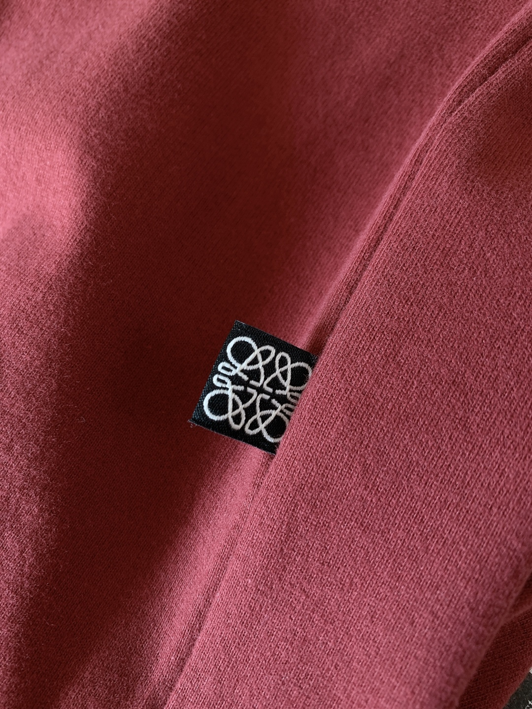 Loewe 罗意威 2026SS早春新品立体刺绣T恤。采用32支双股高克重精梳棉打造，面料克重达到280