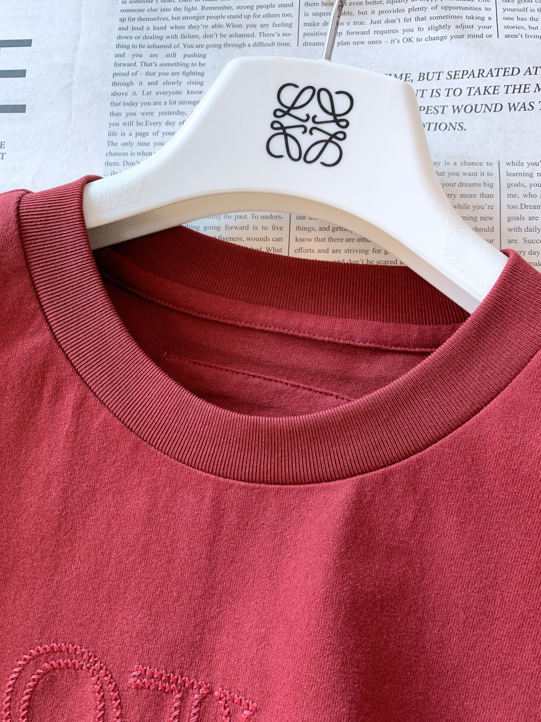 Loewe 罗意威 2026SS早春新品立体刺绣T恤。采用32支双股高克重精梳棉打造，面料克重达到280