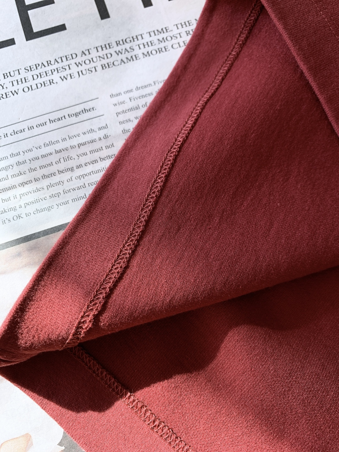 Loewe 罗意威 2026SS早春新品立体刺绣T恤。采用32支双股高克重精梳棉打造，面料克重达到280