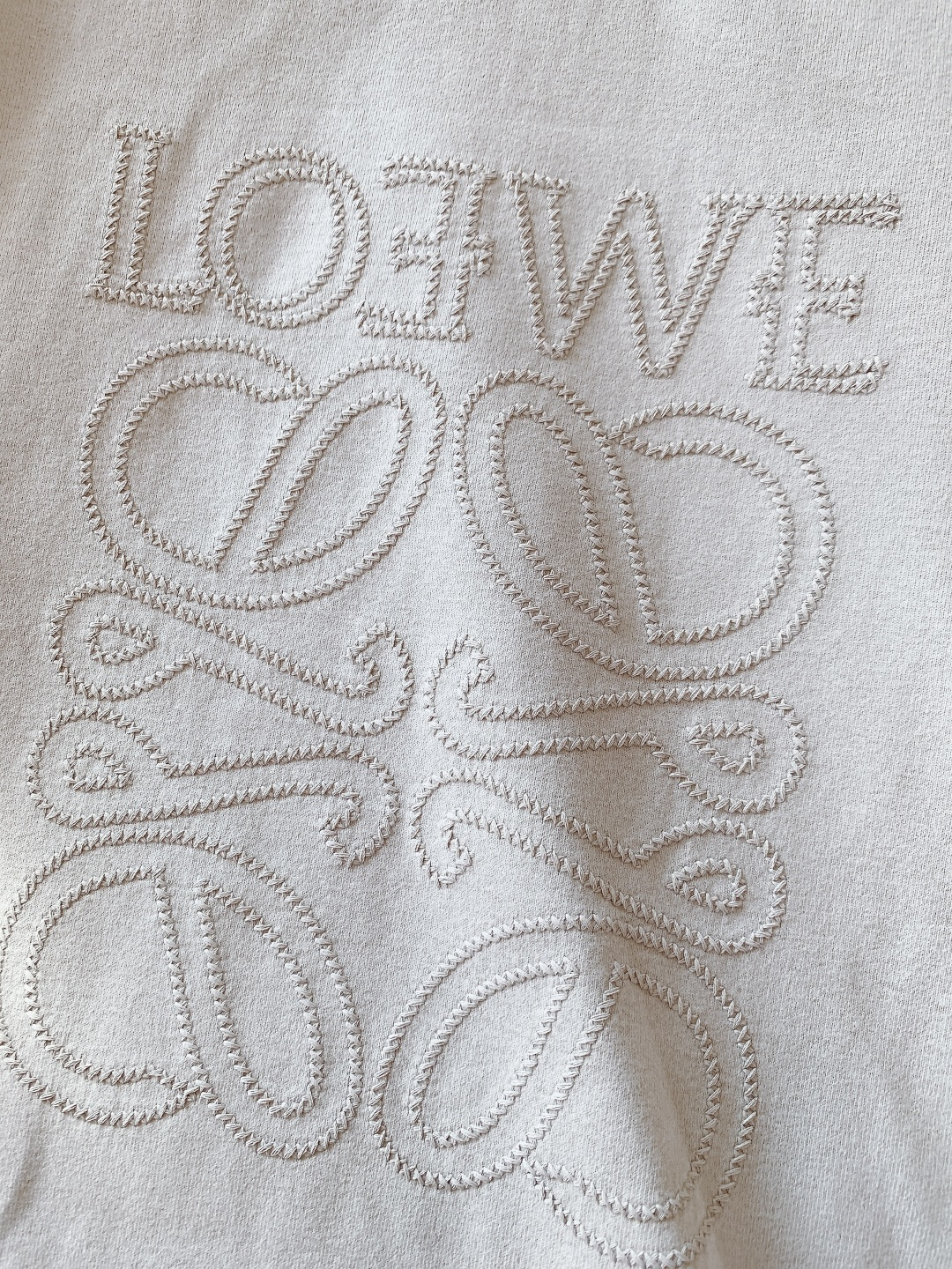 Loewe 罗意威 2026SS早春新品立体刺绣T恤。采用32支双股高克重精梳棉打造，面料克重达到280