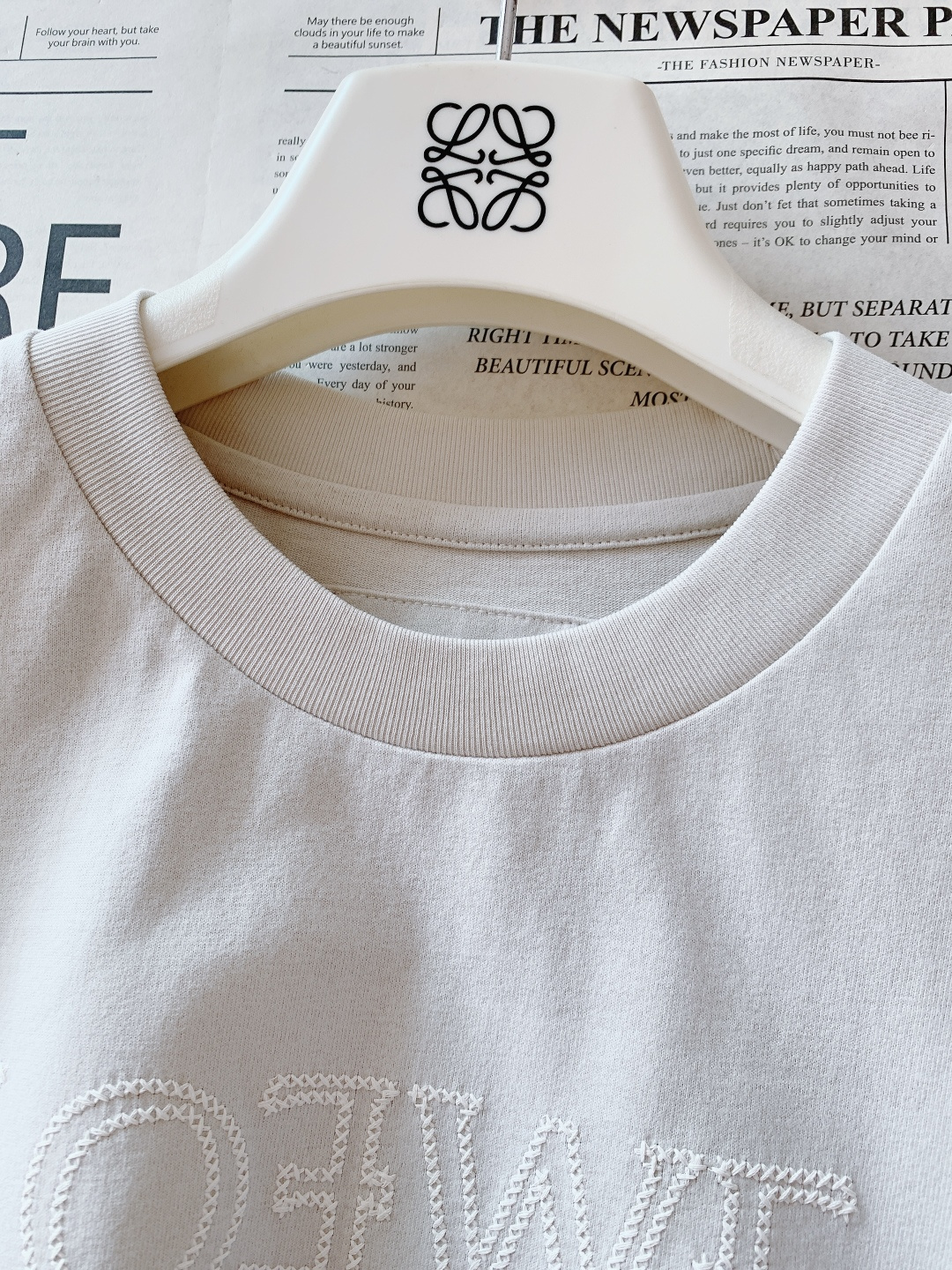 Loewe 罗意威 2026SS早春新品立体刺绣T恤。采用32支双股高克重精梳棉打造，面料克重达到280