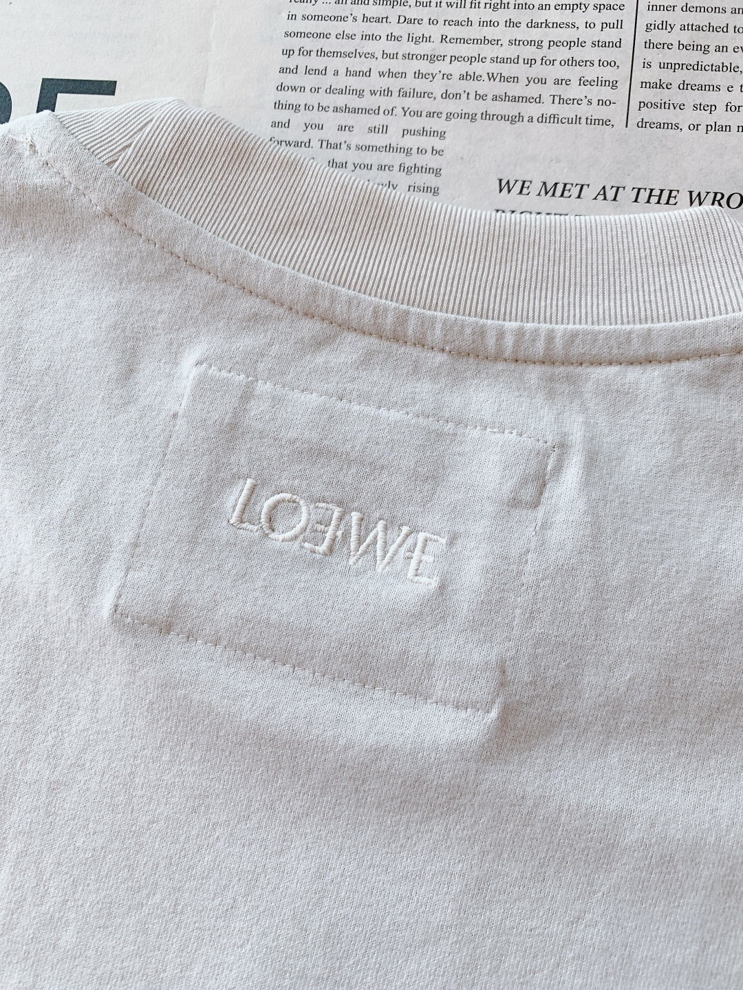 Loewe 罗意威 2026SS早春新品立体刺绣T恤。采用32支双股高克重精梳棉打造，面料克重达到280