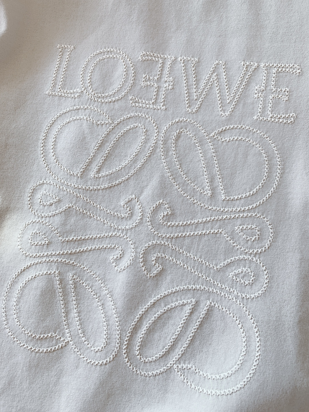 Loewe 罗意威 2026SS早春新品立体刺绣T恤。采用32支双股高克重精梳棉打造，面料克重达到280