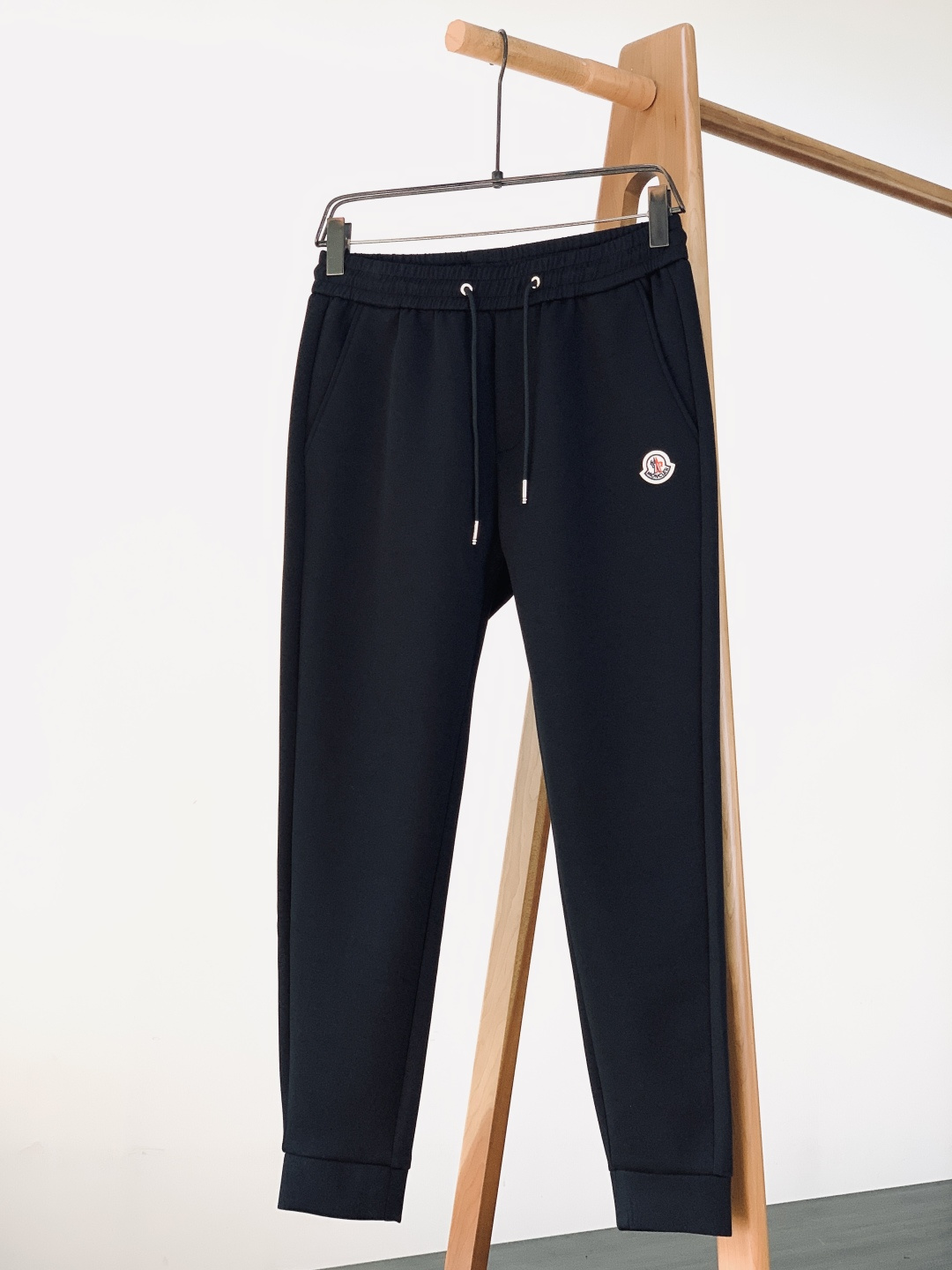 Moncler 蒙口 2026SS早春新品刺绣徽标抽绳休闲裤时尚系列，独特设计，抽绳休闲长裤 订纱开始订