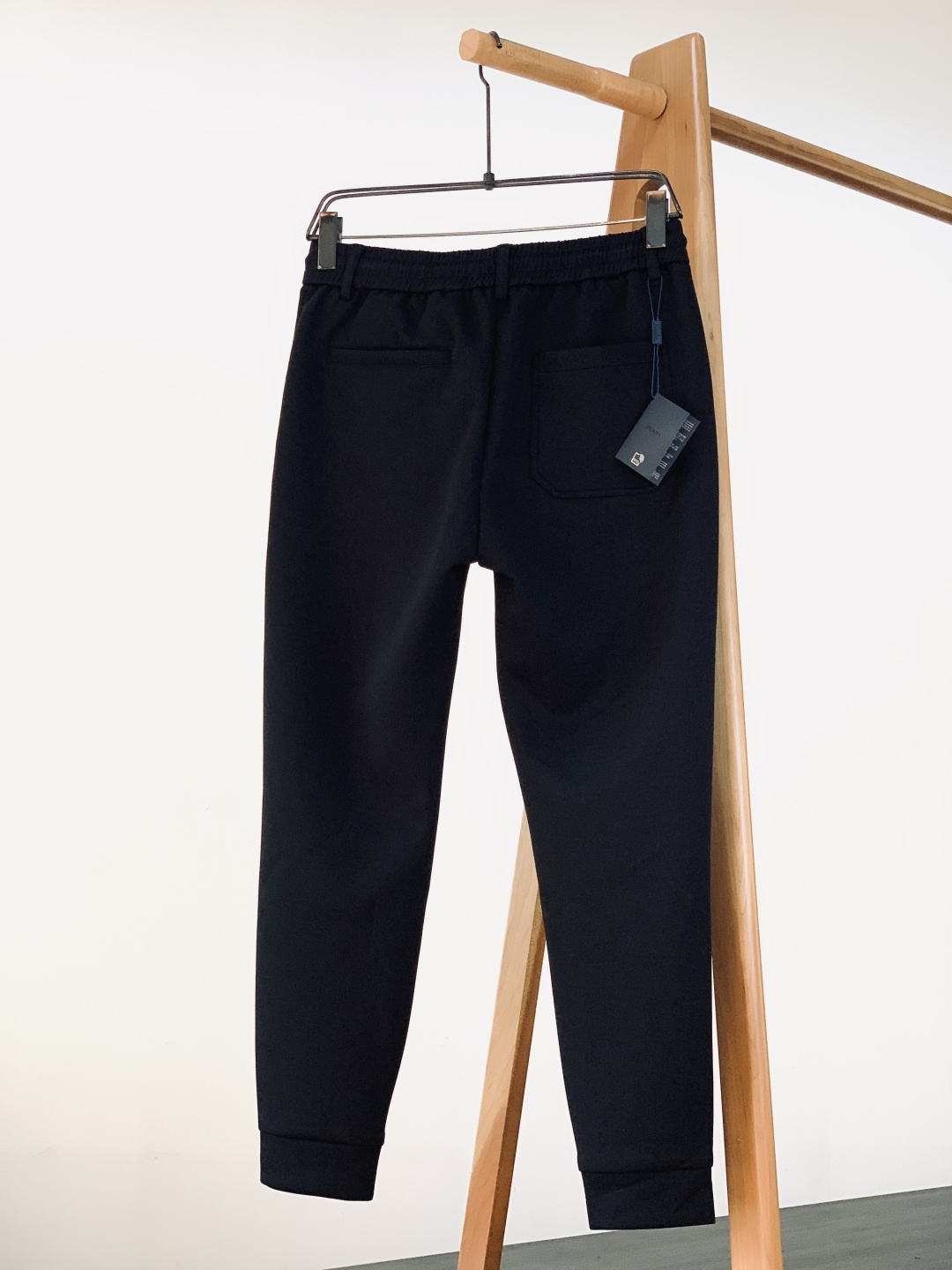 Prada 普拉达 2026SS早春新品时尚抽绳休闲裤，臻选优质面料打造，贴身舒适，独特设计，缔造简约线