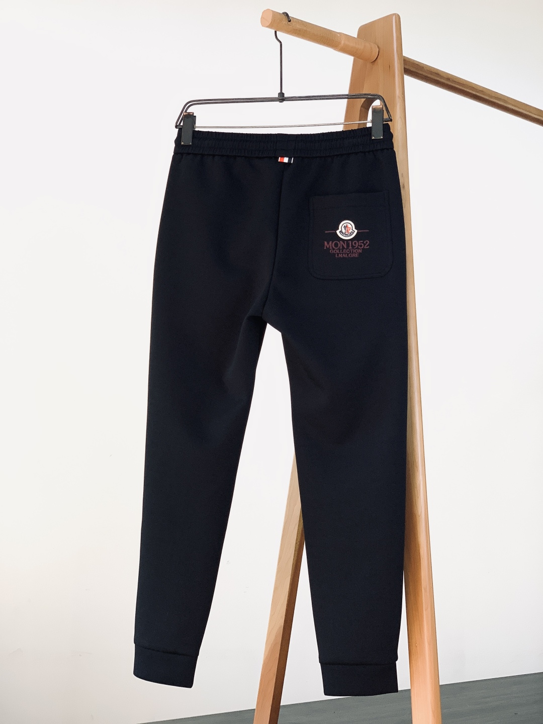 Moncler 蒙口 2026SS早春新品刺绣徽标抽绳休闲裤时尚系列，独特设计，抽绳休闲长裤 订纱开始订