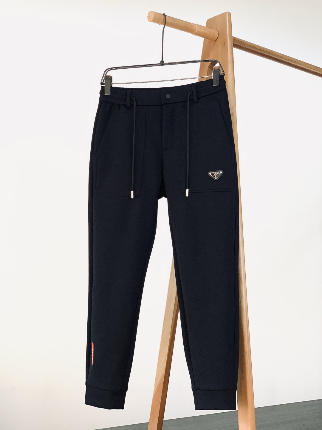 Prada 普拉达 2026SS早春新品时尚抽绳休闲裤，臻选优质面料打造，贴身舒适，独特设计，缔造简约线