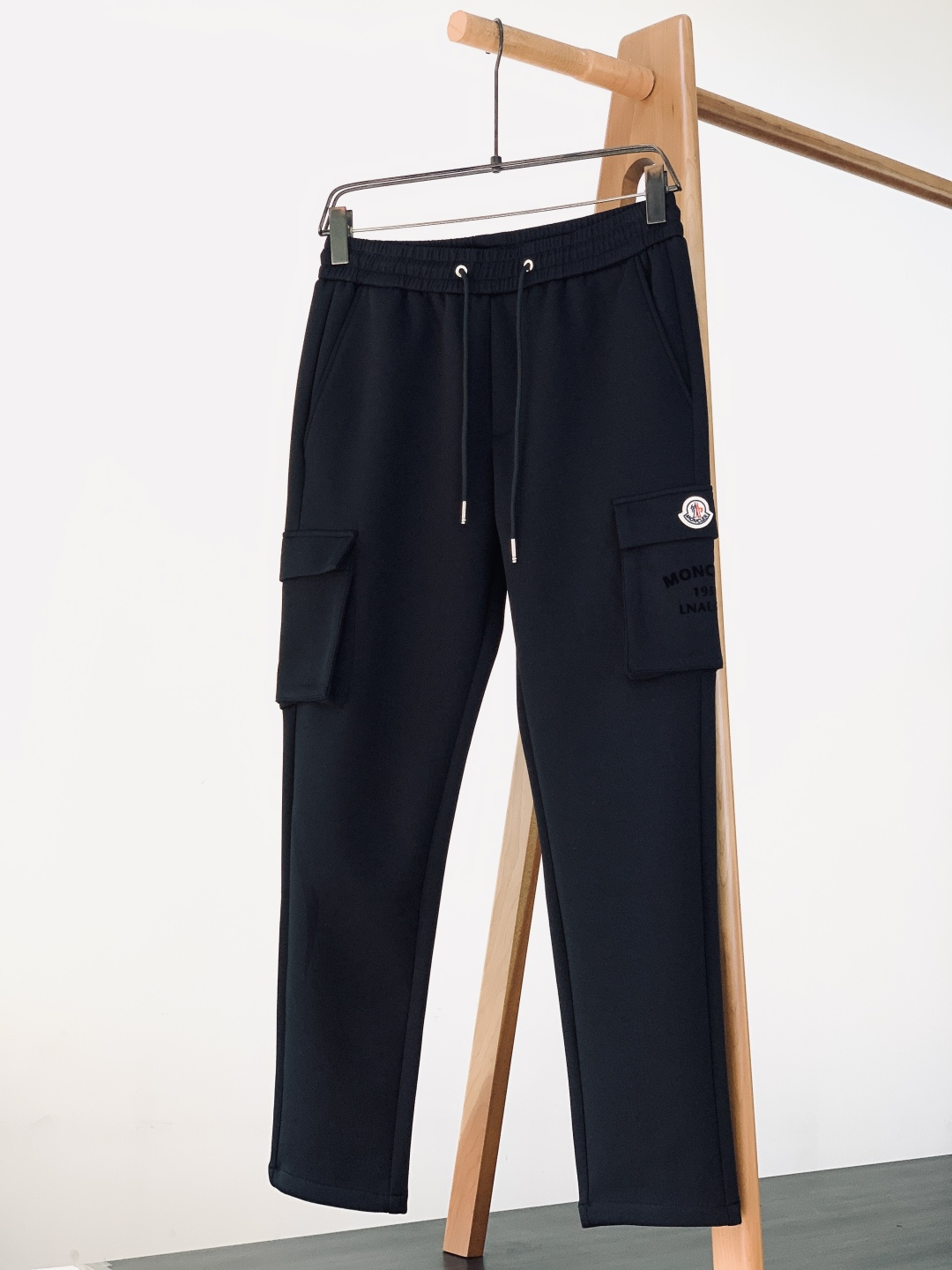 Moncler 蒙口 2026SS早春新品工装抽绳休闲裤时尚系列，独特设计，抽绳休闲长裤 订纱开始订染和