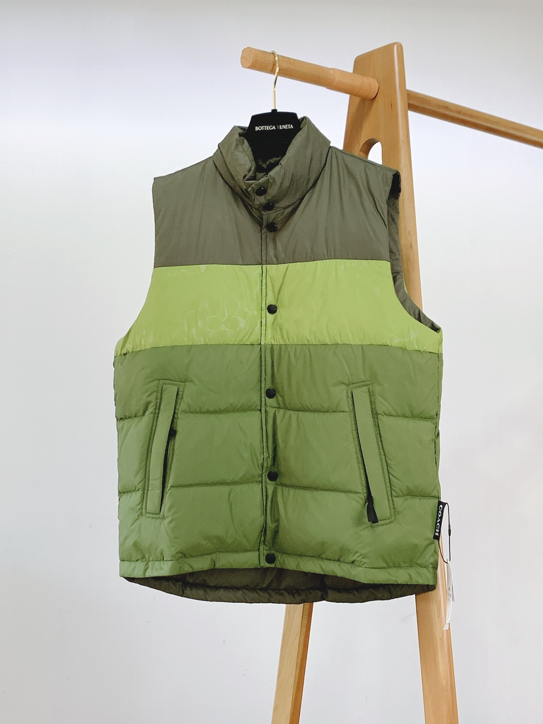 Coach 蔻驰 奥莱男士双面拼色立领羽绒背心休闲叠穿保暖！！！细节面料100% 聚酯纤维 里料100%