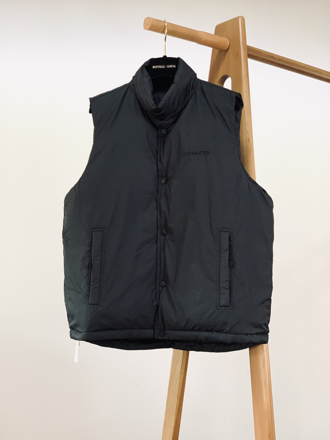 Coach 蔻驰 奥莱男士双面拼色立领羽绒背心休闲叠穿保暖！！！细节面料100% 聚酯纤维 里料100%