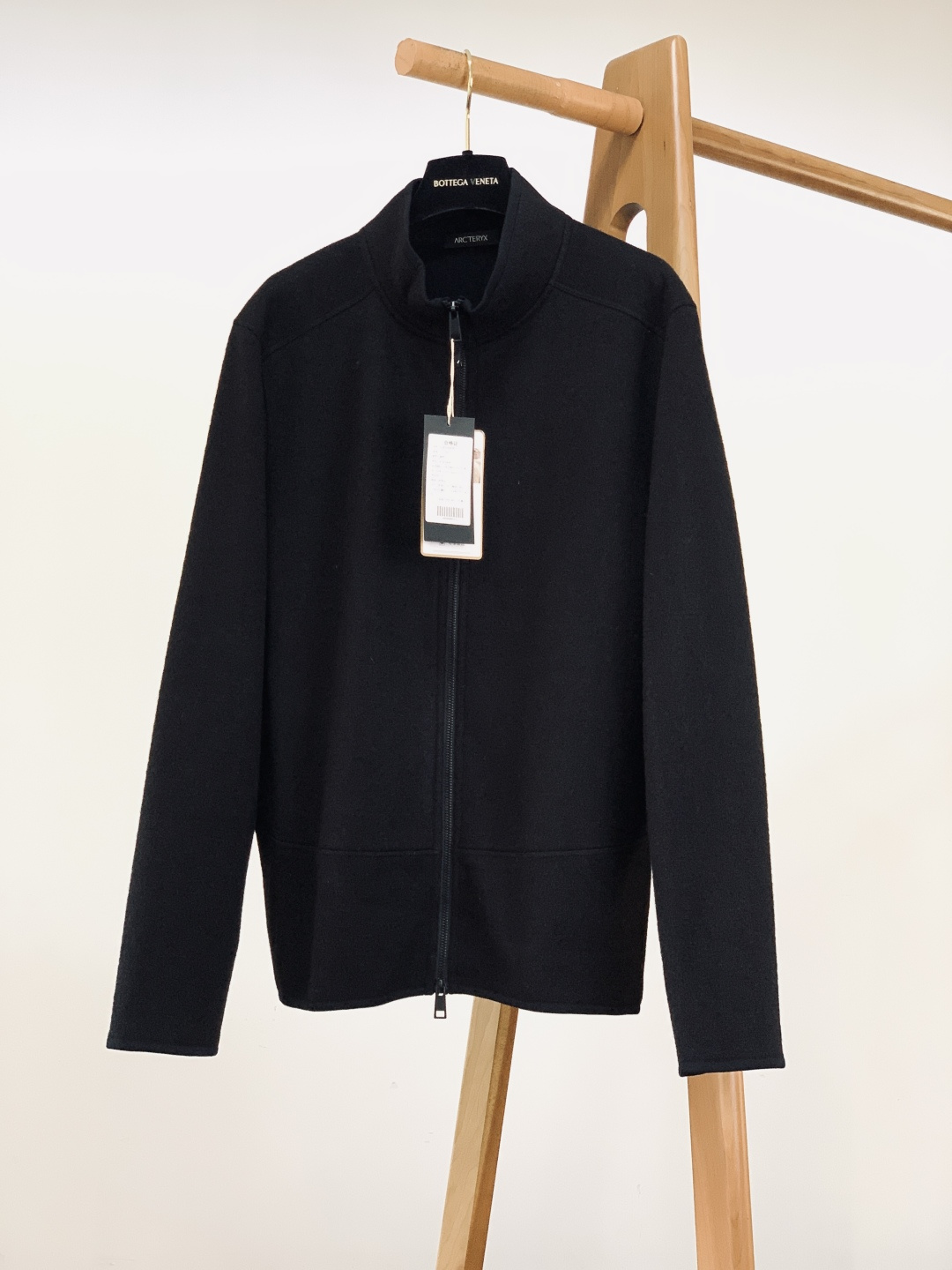 ARCTERYX 始祖鸟 新款立领拉链夹克冬季“轻暖黑科技”夹克：保暖不臃肿，质感藏在细节里，「科技面料