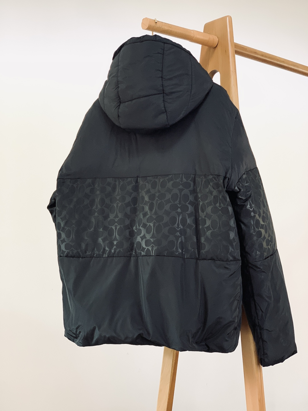 Coach 蔻驰 男士经典时尚流光银C标拼色羽绒服面包服外套可脱卸帽！！这是这款羽绒服最突出的特点。采用