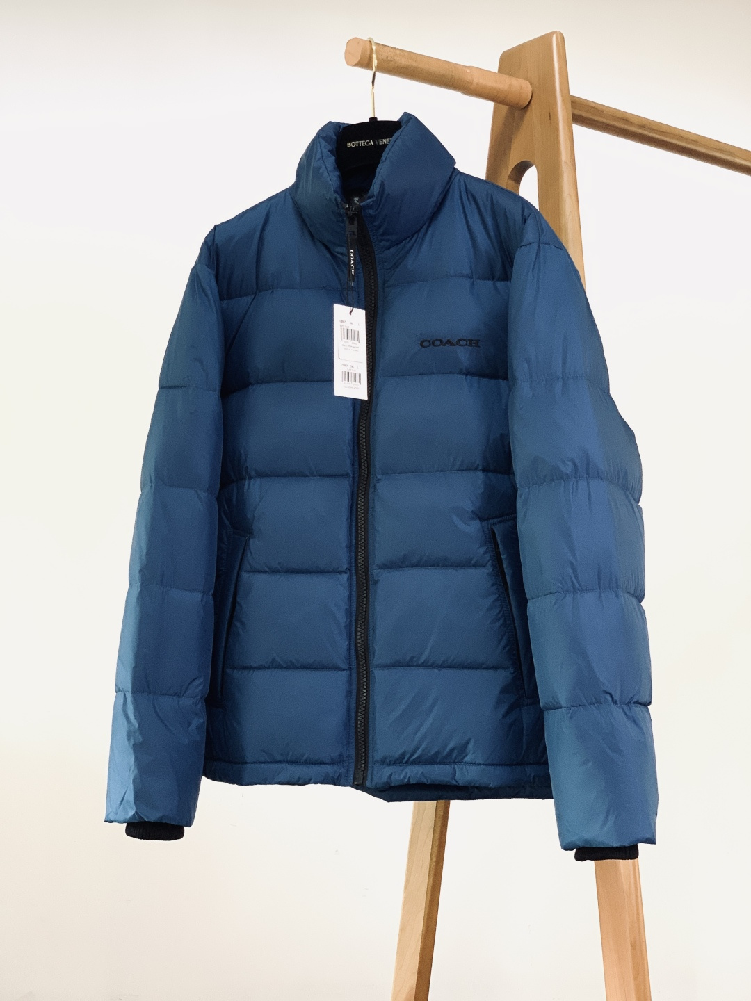 Coach 蔻驰 奥莱男士纯色羽绒夹克羽绒服休闲舒适通勤！！细节面料100% 聚酯纤维 里料100% 聚