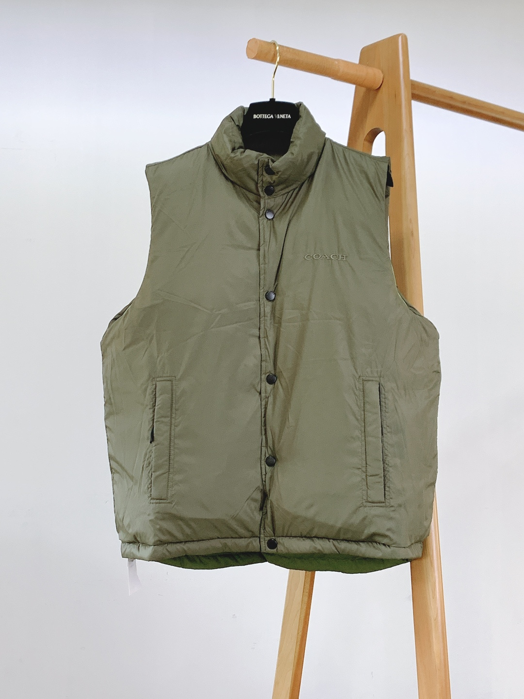 Coach 蔻驰 奥莱男士双面拼色立领羽绒背心休闲叠穿保暖！！！细节面料100% 聚酯纤维 里料100%