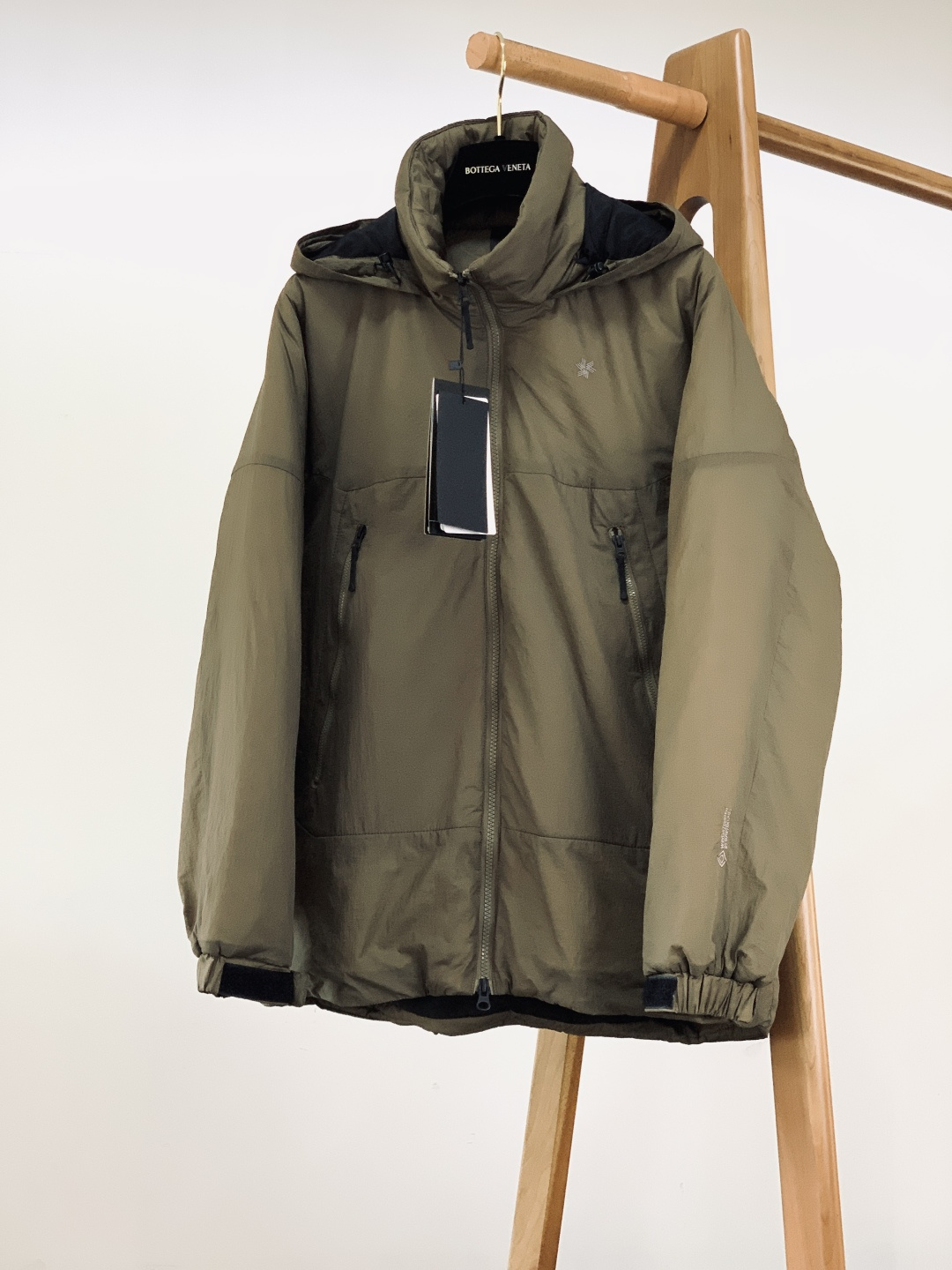 Glodwin GORE-TEX WINDSTOPPER Puffy Tac Jacket极简主义设计和