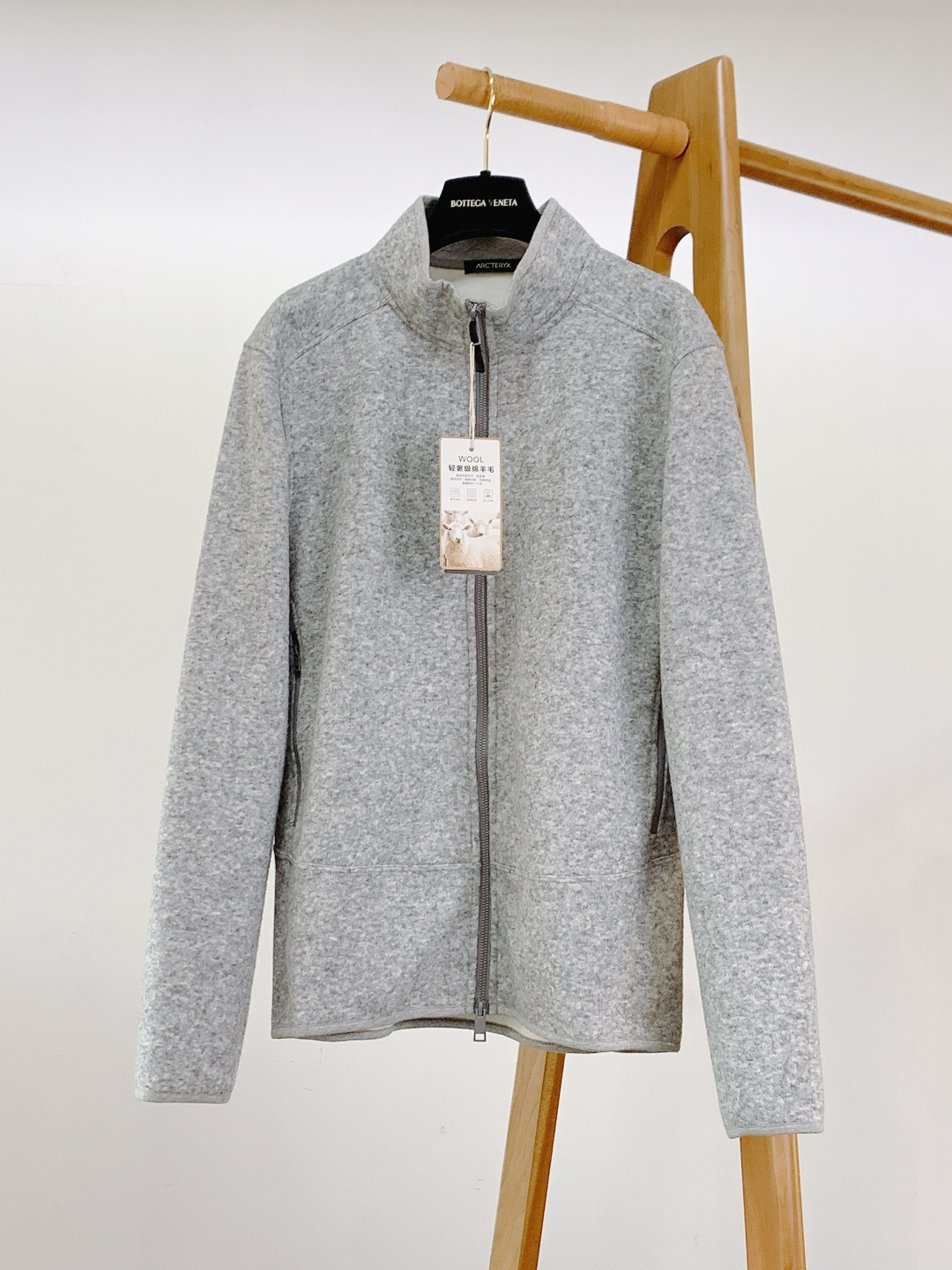 ARCTERYX 始祖鸟 新款立领拉链夹克冬季“轻暖黑科技”夹克：保暖不臃肿，质感藏在细节里，「科技面料