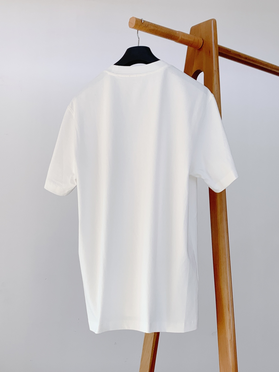 Dior Homme 迪奥·桀傲 2026SS早春新品 浮雕logo短袖。定制高支双股精梳棉，经液氨预缩