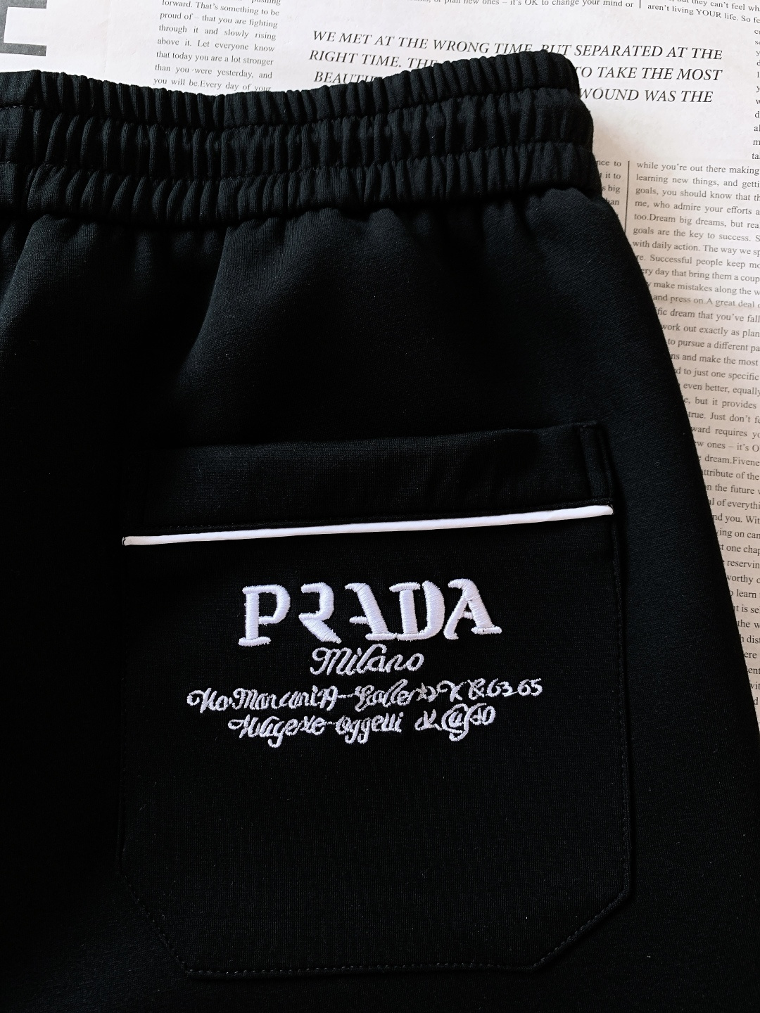 Prada 普拉达 2026SS早春新品 三角徽章抽绳休闲裤时尚系列，独特设计，抽绳休闲长裤 订纱开始订