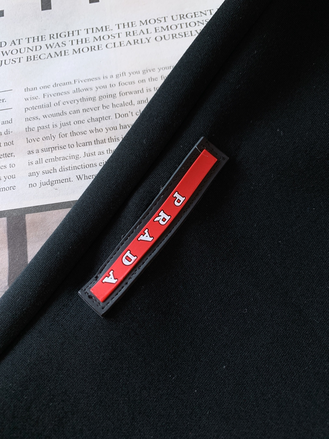 Prada 普拉达 2026SS早春新品 三角徽章抽绳休闲裤时尚系列，独特设计，抽绳休闲长裤 订纱开始订