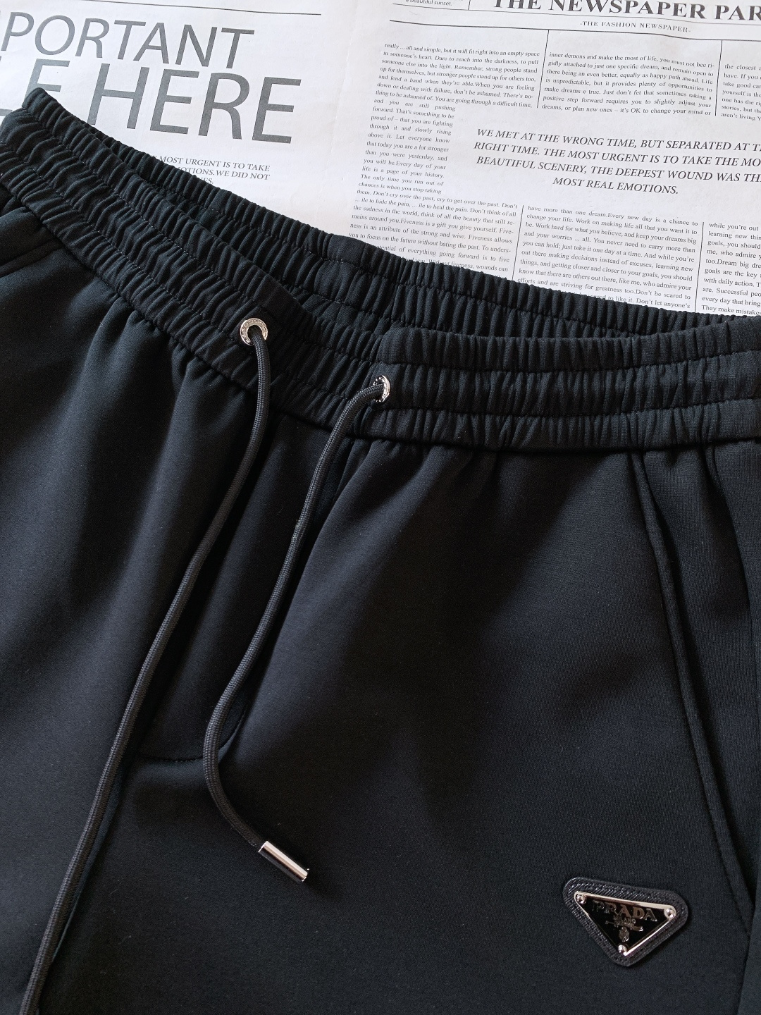 Prada 普拉达 2026SS早春新品 三角徽章抽绳休闲裤时尚系列，独特设计，抽绳休闲长裤 订纱开始订