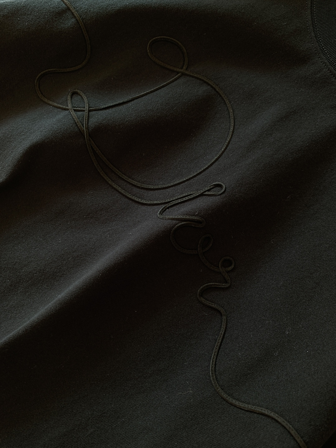 Dior Homme 迪奥·桀傲 2026SS早春新品 浮雕logo短袖。定制高支双股精梳棉，经液氨预缩