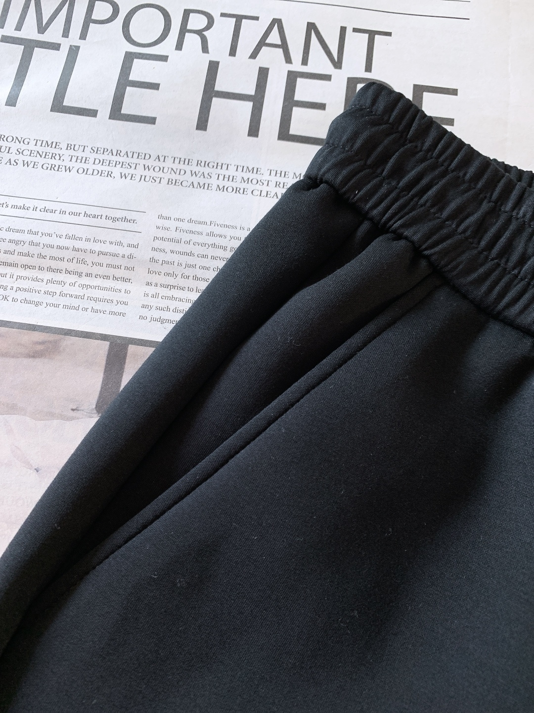 Prada 普拉达 2026SS早春新品 三角徽章抽绳休闲裤时尚系列，独特设计，抽绳休闲长裤 订纱开始订