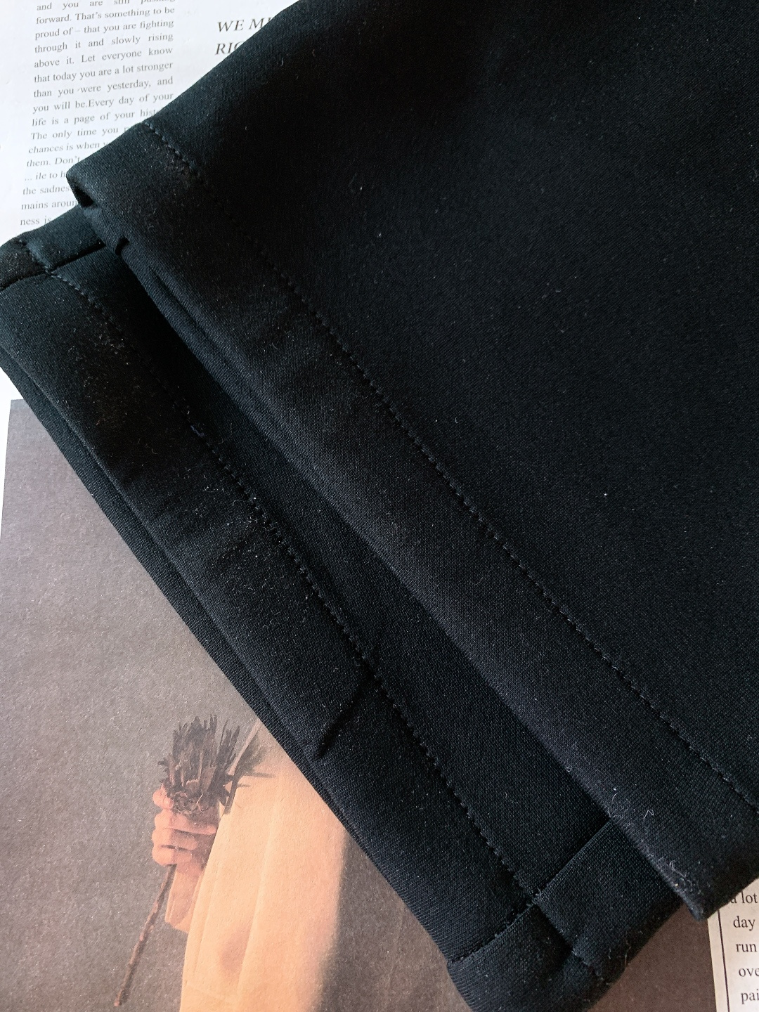 Prada 普拉达 2026SS早春新品 三角徽章抽绳休闲裤时尚系列，独特设计，抽绳休闲长裤 订纱开始订