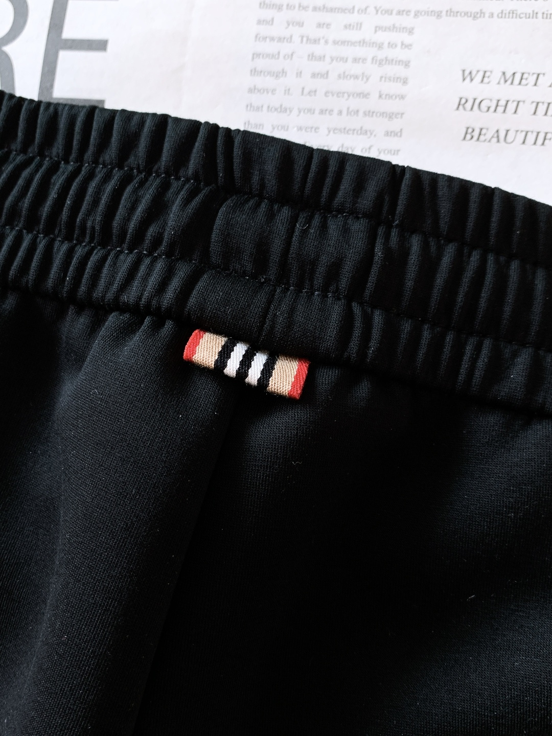 Burberry 巴宝莉 2026SS早春新品 刺绣抽绳休闲裤时尚系列，独特设计，抽绳休闲长裤 订纱开始