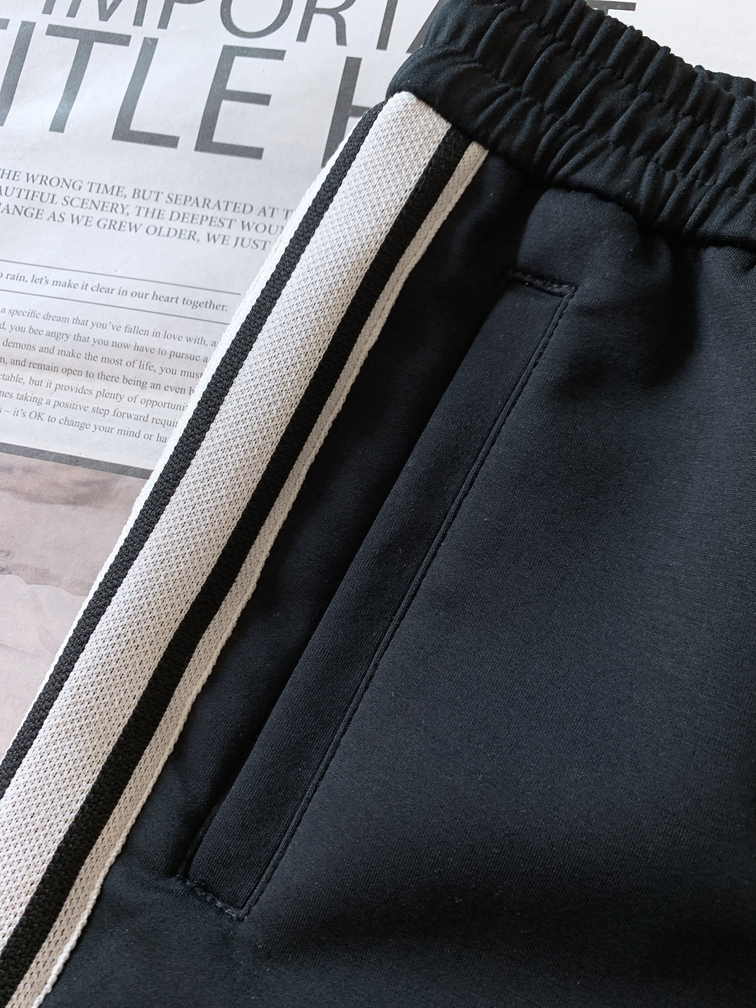 Loewe 罗意威 2026SS早春新品 织带刺绣抽绳休闲裤时尚系列，独特设计，抽绳休闲长裤 订纱开始订