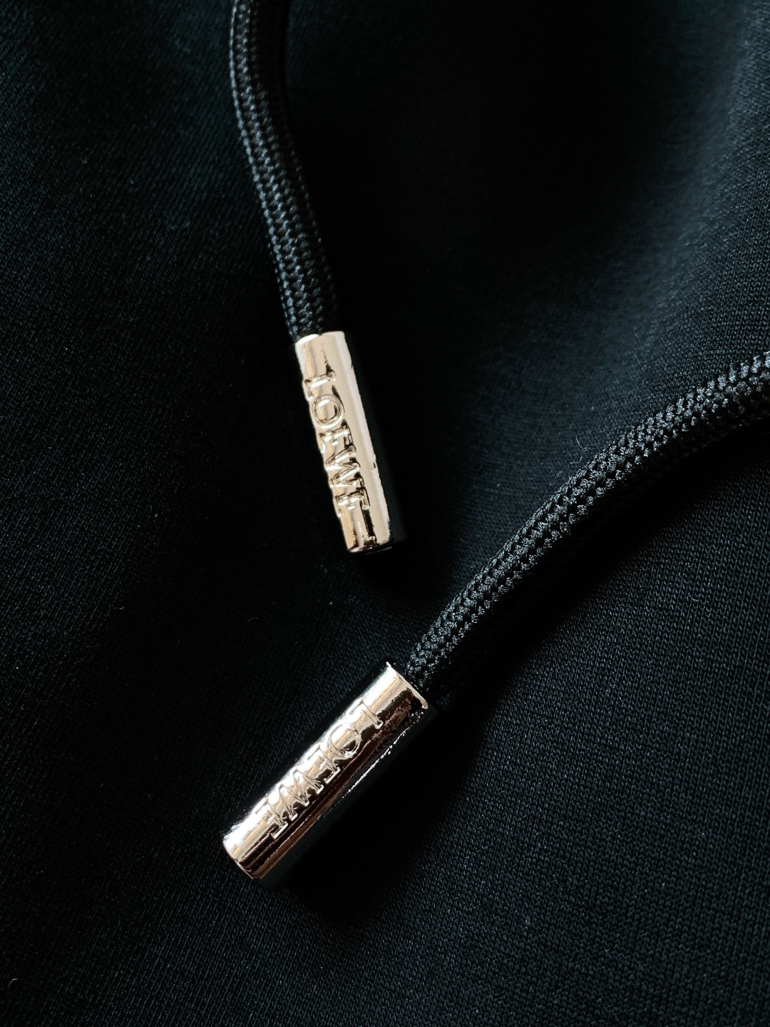 Loewe 罗意威 2026SS早春新品 织带刺绣抽绳休闲裤时尚系列，独特设计，抽绳休闲长裤 订纱开始订