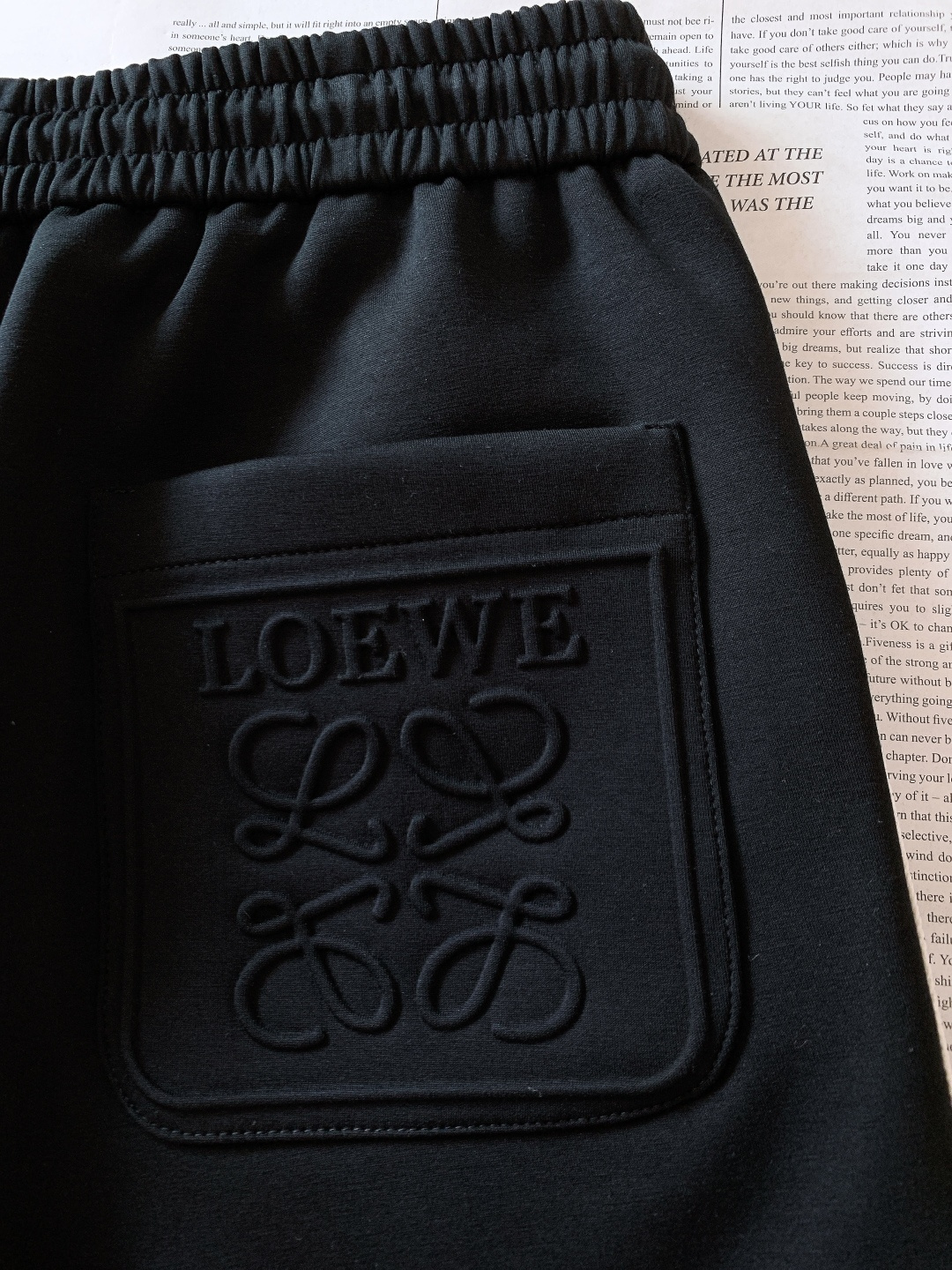 Loewe 罗意威 2026SS早春新品 织带刺绣抽绳休闲裤时尚系列，独特设计，抽绳休闲长裤 订纱开始订