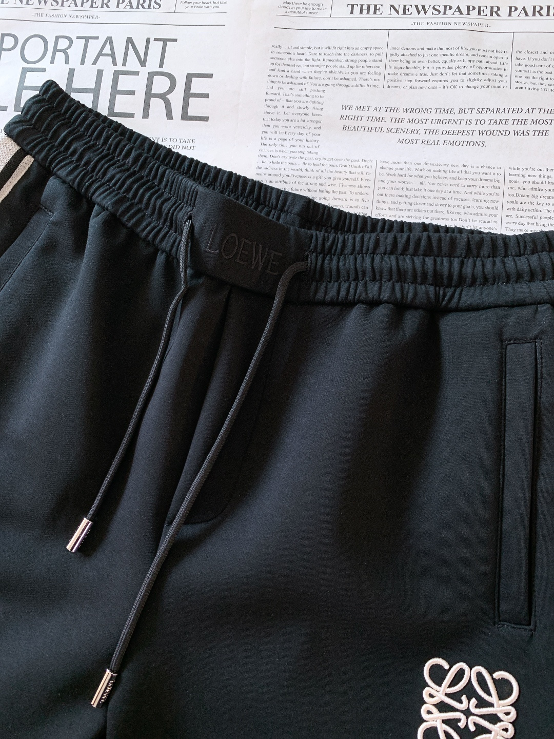 Loewe 罗意威 2026SS早春新品 织带刺绣抽绳休闲裤时尚系列，独特设计，抽绳休闲长裤 订纱开始订