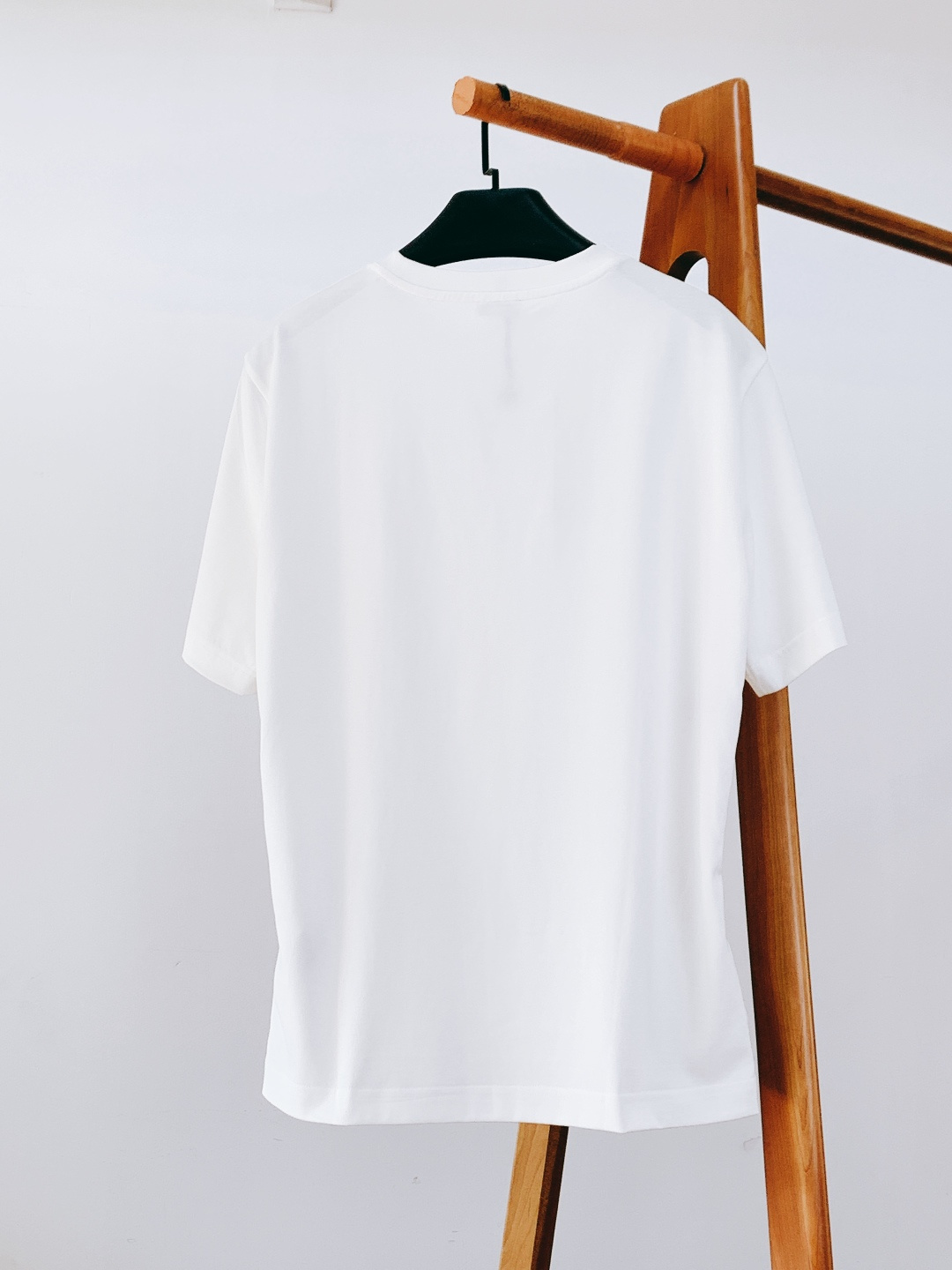 Moncler 蒙口 2026SS早春新品 经典徽章短袖。高支丝光棉混纺凉感面料，透气不闷汗还抗皱易打理