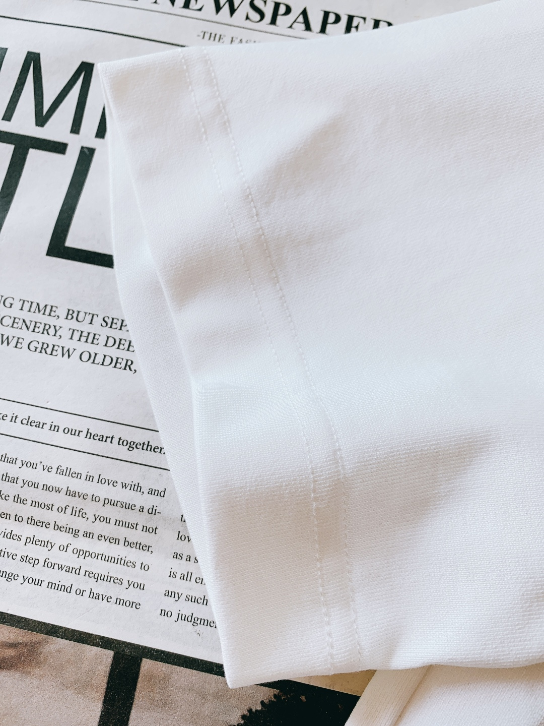 Moncler 蒙口 2026SS早春新品 经典徽章短袖。高支丝光棉混纺凉感面料，透气不闷汗还抗皱易打理