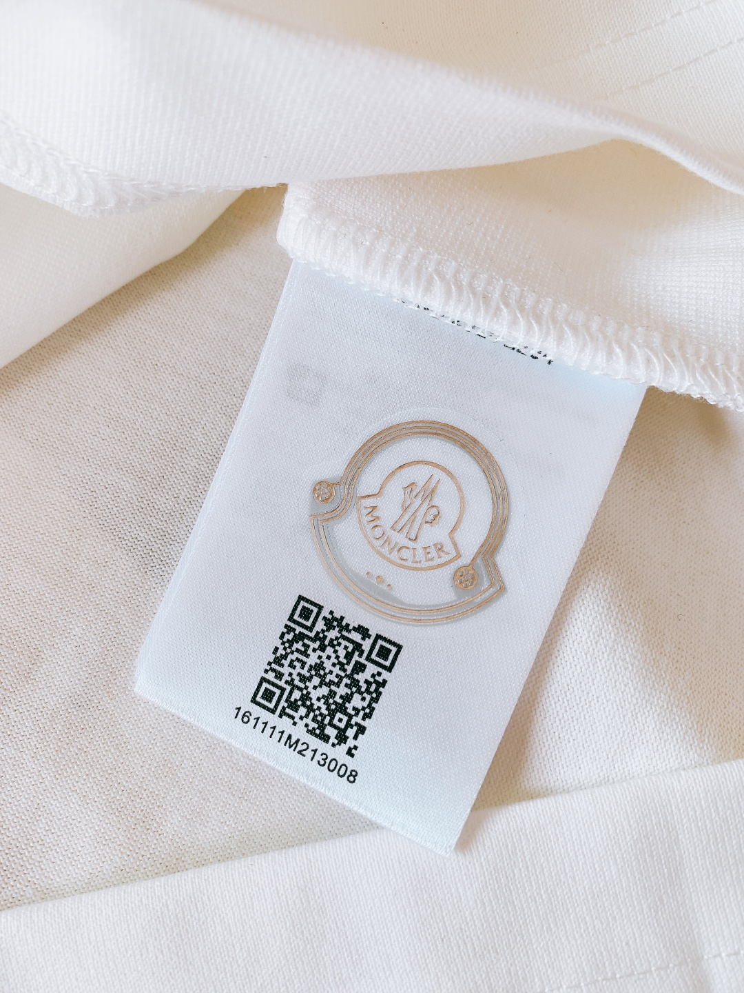 Moncler 蒙口 2026SS早春新品 经典徽章短袖。高支丝光棉混纺凉感面料，透气不闷汗还抗皱易打理